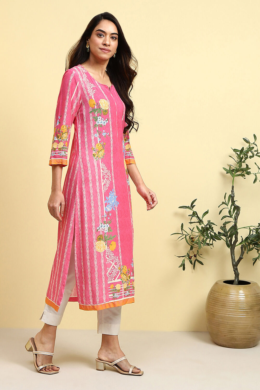 Pink Floral Printed Regular Fit Straight Kurta image number 4