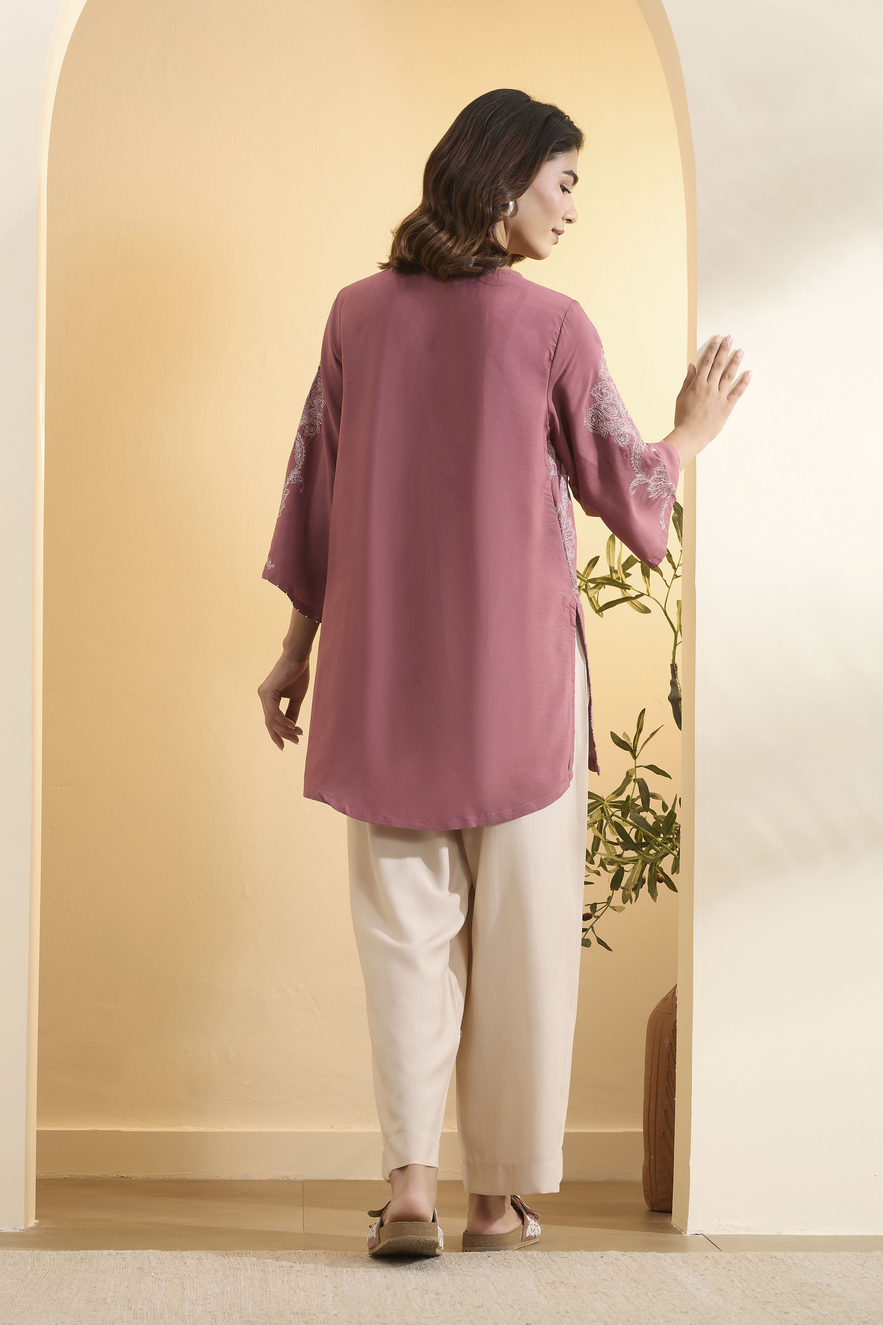 Onion Pink Viscose Blend Straight Kurta Pants Set image number 4