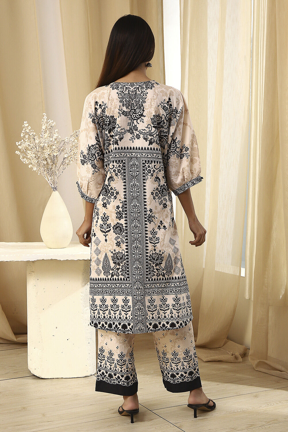 Off-White and Black Pure Cotton Printed Kurta Set image number 4