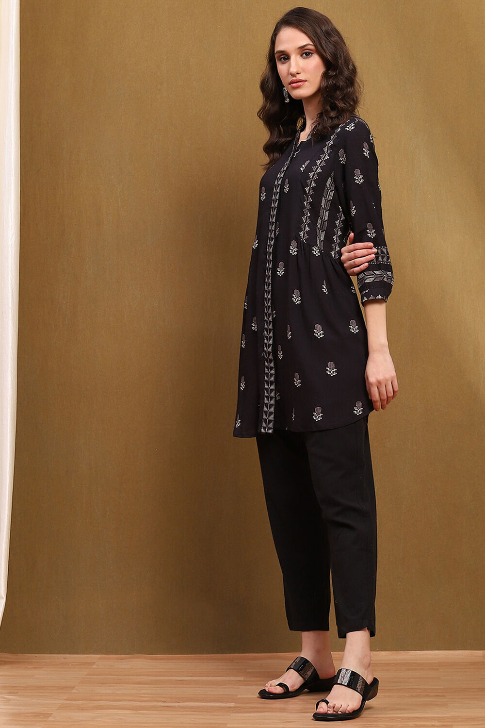 Navy Blue Floral Printed Gathered Short Kurta image number 2