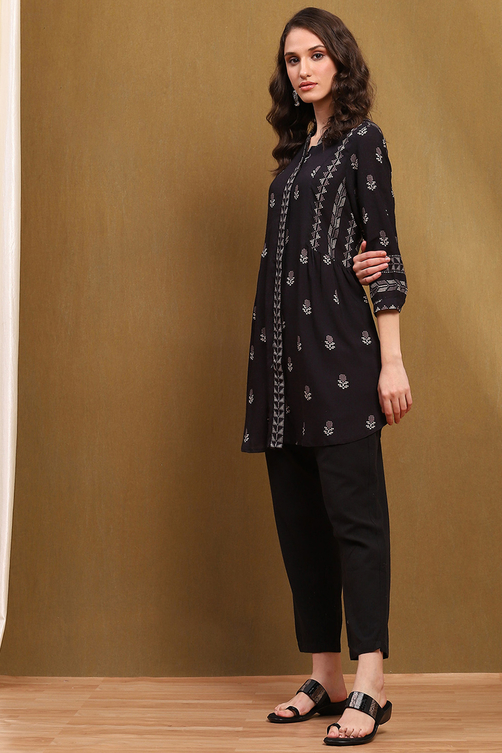 Navy Blue Floral Printed Gathered Short Kurta image number 2