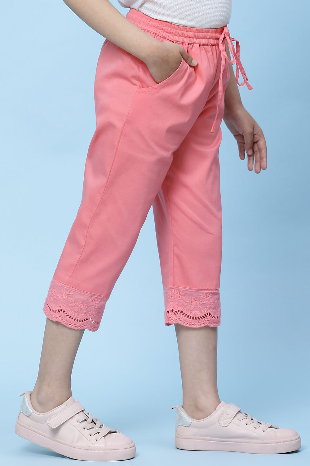 Black Cotton Solid Capri Pant image number 3