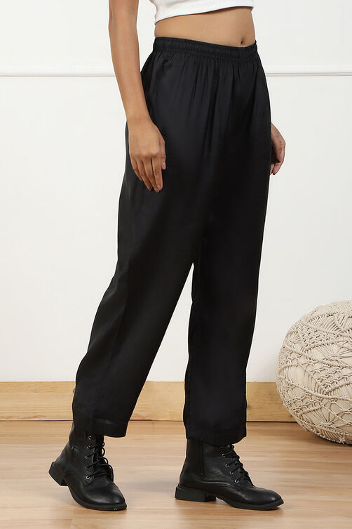 Black Solid Mid-Rise Regular Pants image number 3
