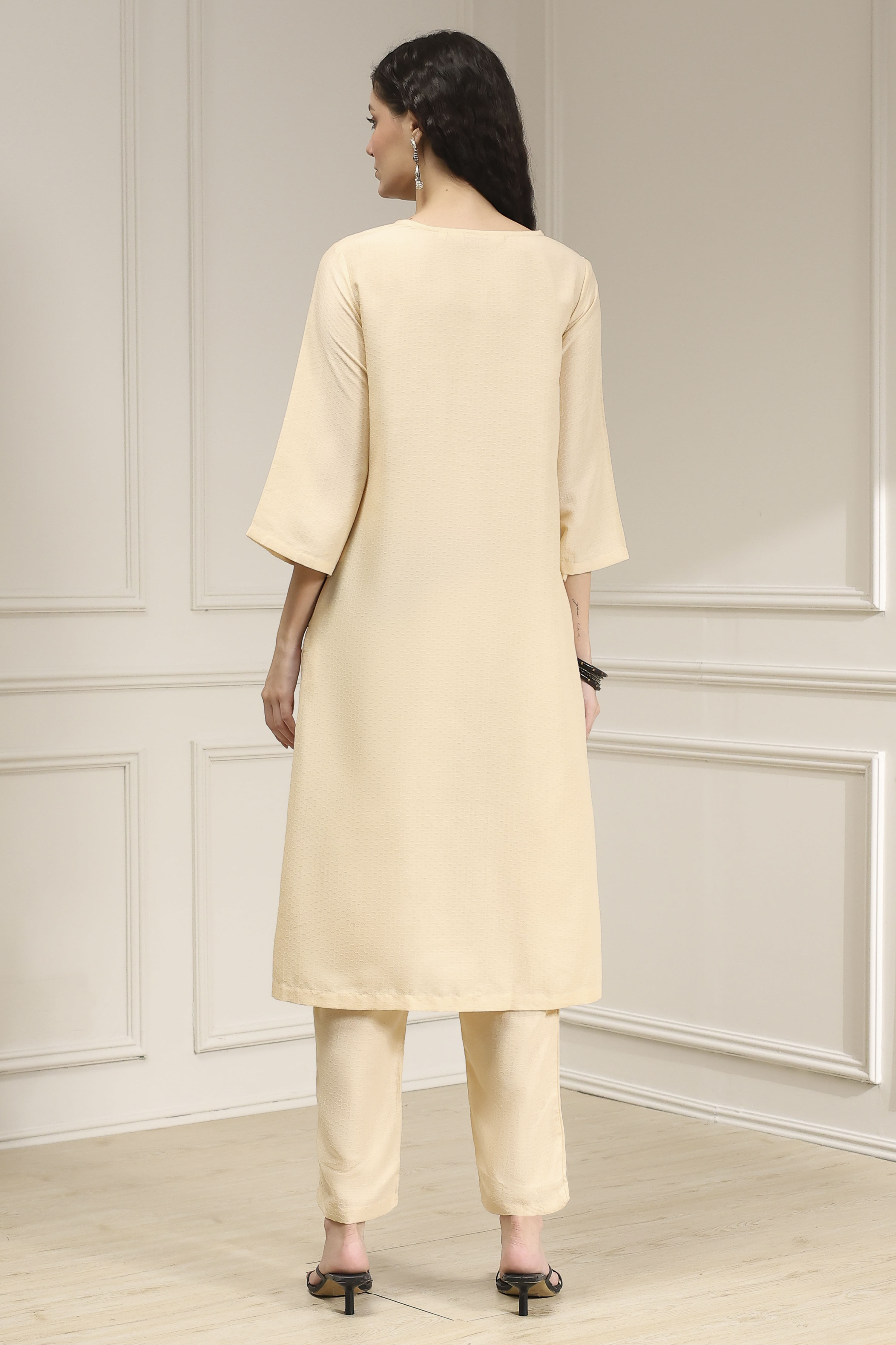 Ivory Textured Straight Kurta Pants Set image number 4