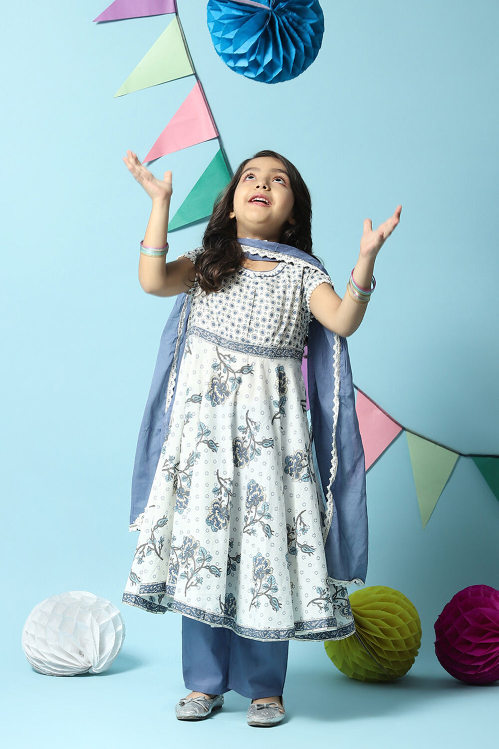 Off White Cotton Gathered Kurta Slim Pants Suit Set image number 8