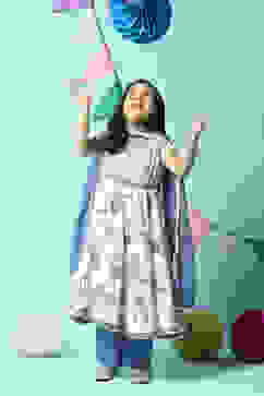 Off White Cotton Gathered Kurta Slim Pants Suit Set image number 8