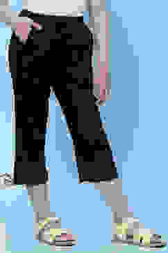 Black Cotton Solid Capri Pant image number 3