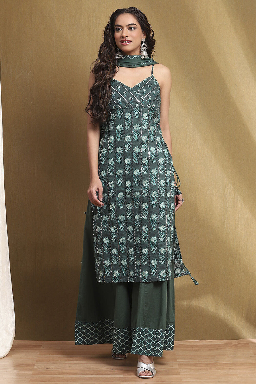 Green Cotton Floral Mirror Work Straight Suit Set image number 6