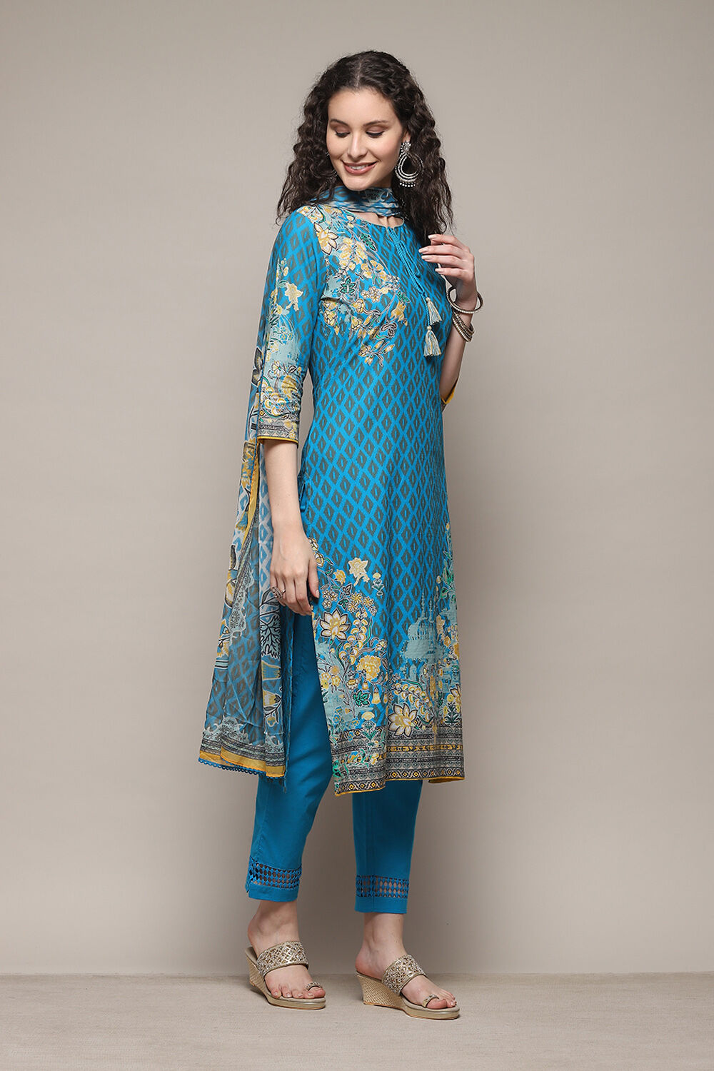 Yellow Cotton Straight Printed Kurta Slim Pant Suit Set image number 6