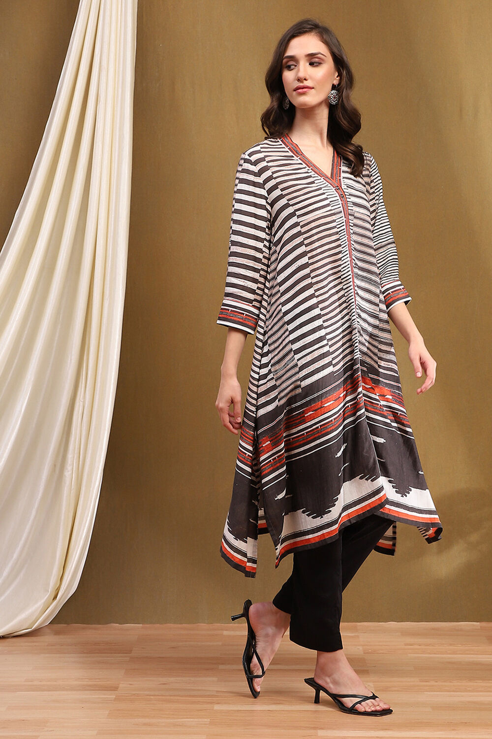 Black and White Printed Asymmetric Kurta image number 4