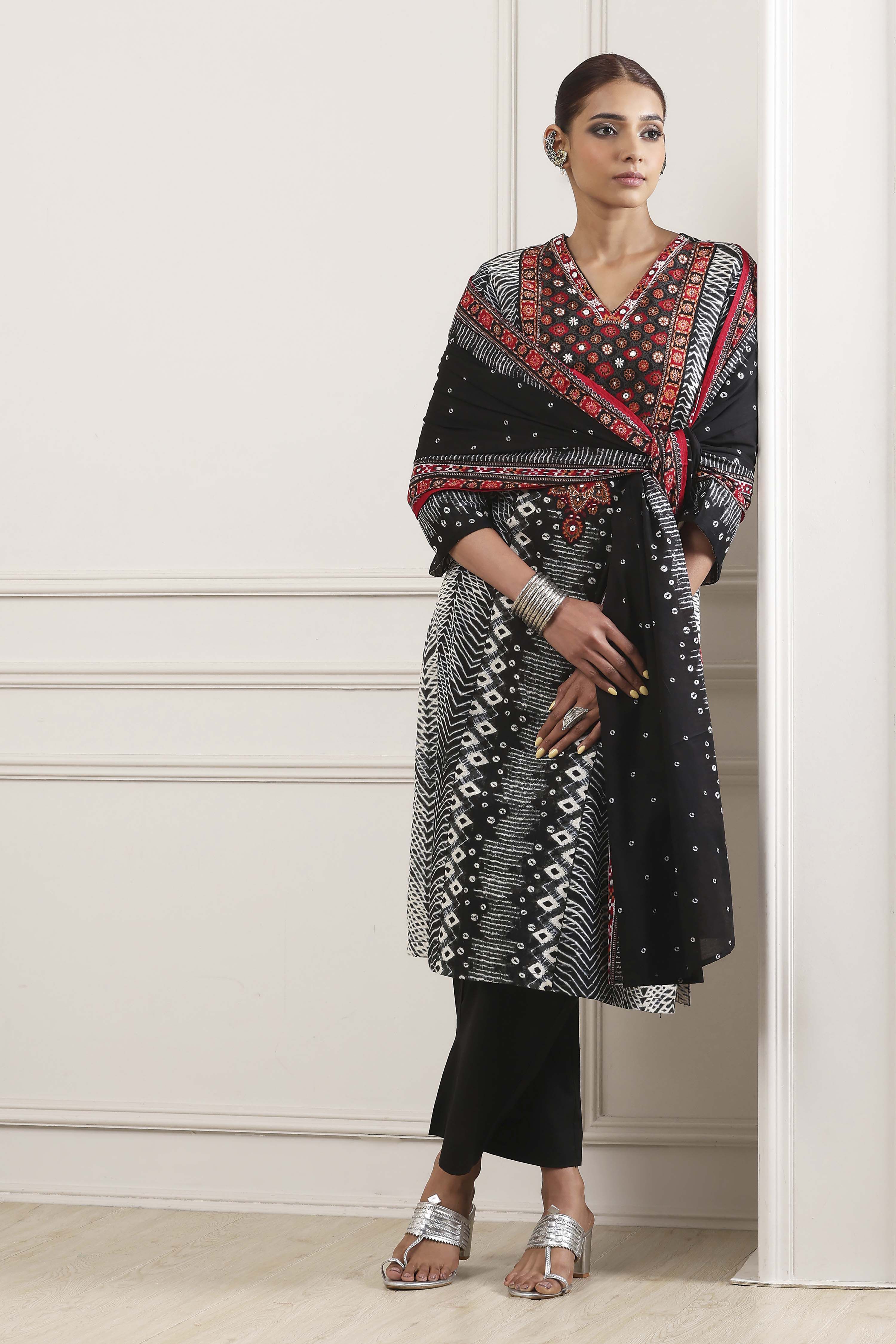 Black Cotton Printed Straight Suit Set image number 0