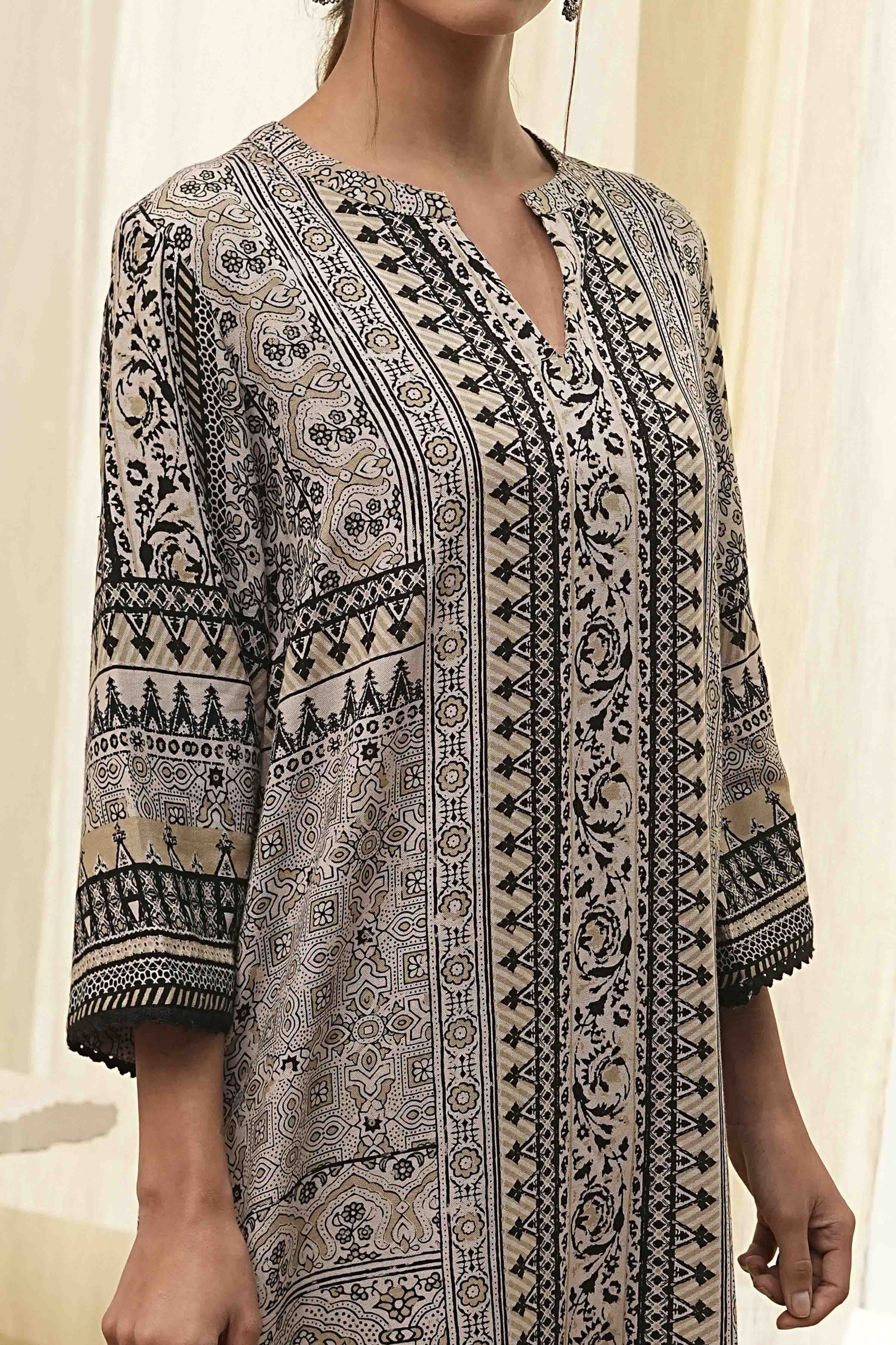 Ecru and Black Printed Straight Kurta image number 1