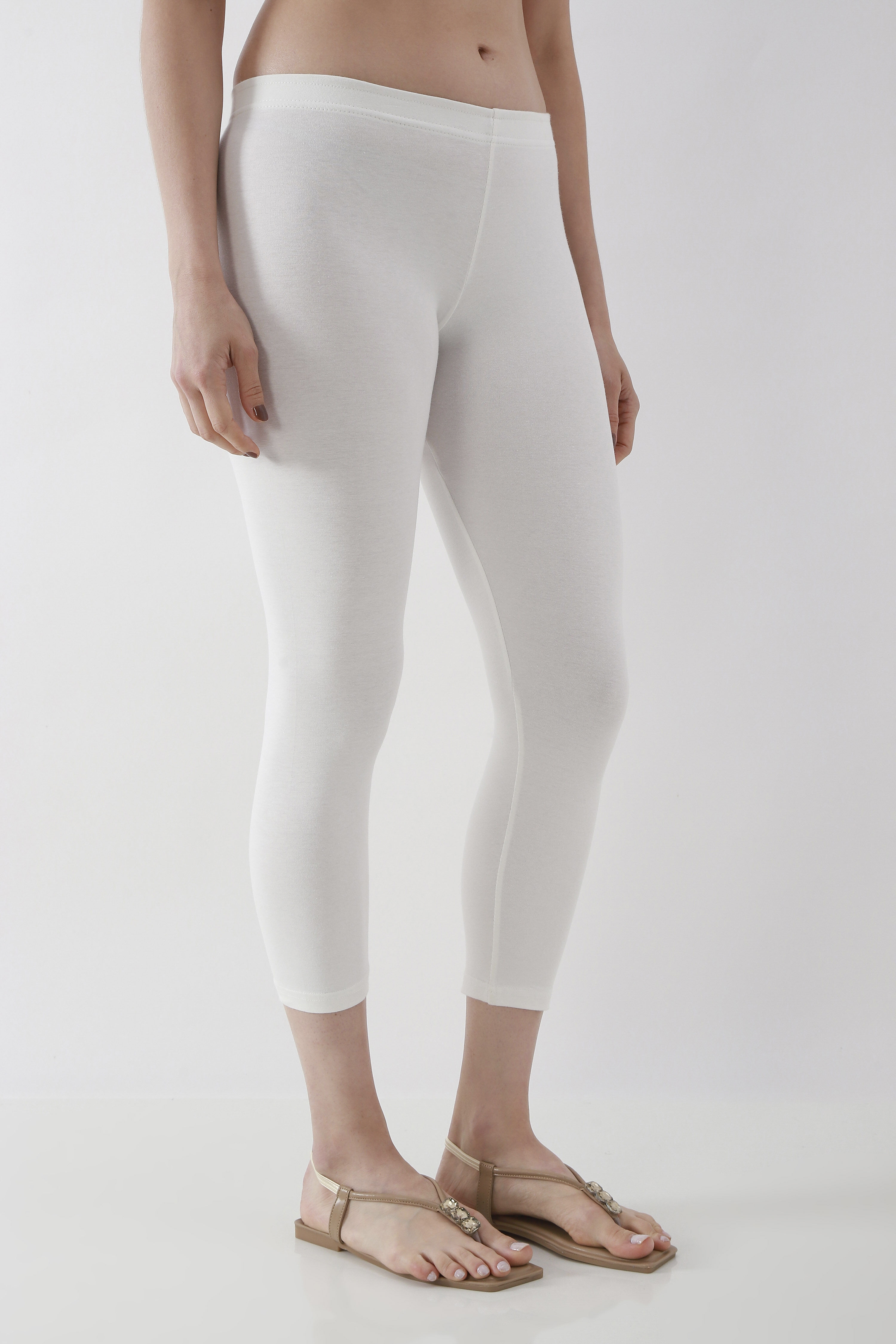 White Cotton Lycra Solid Fitted Cropped Leggings image number 3