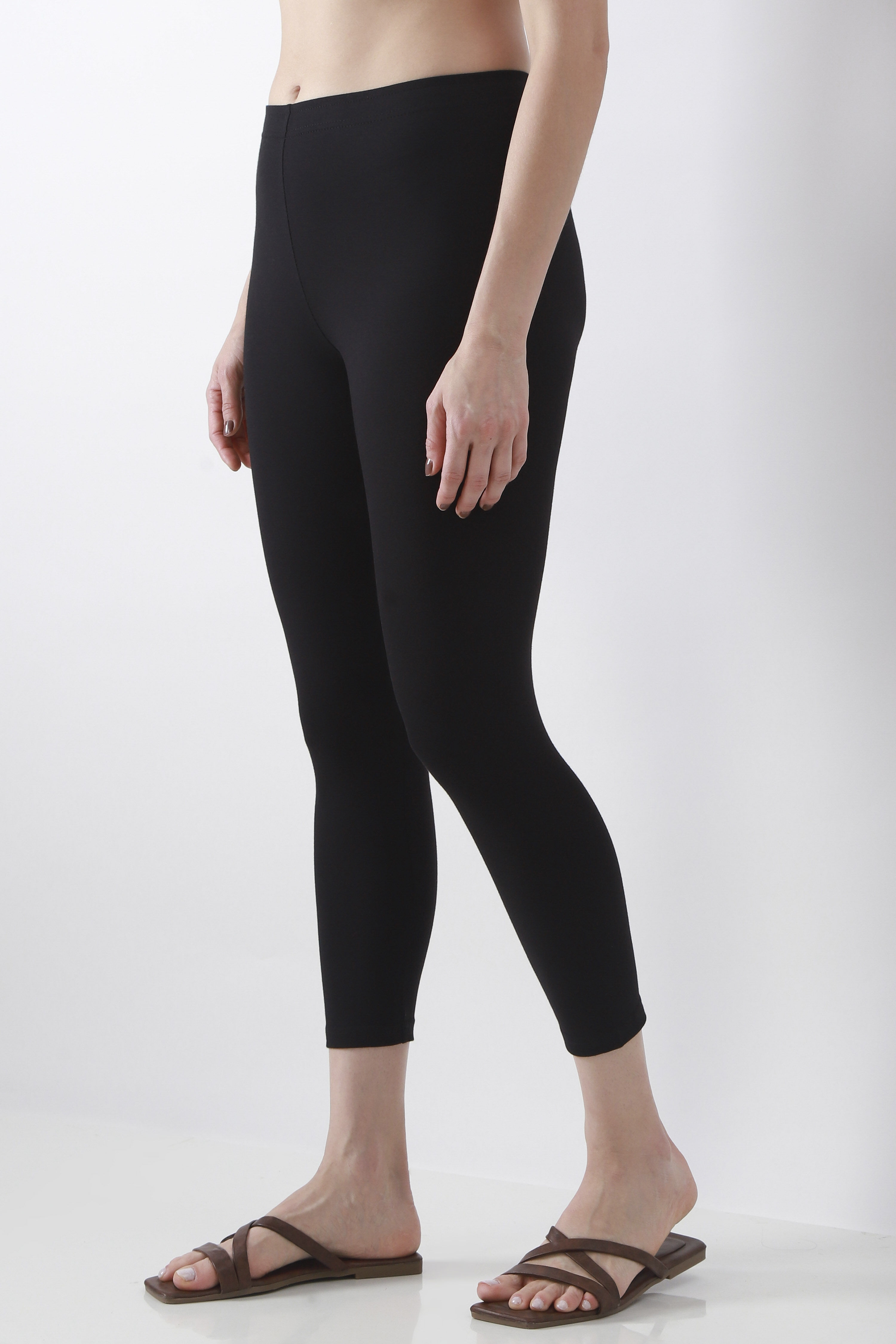 Black Cotton Lycra Solid Fitted Cropped Leggings image number 2