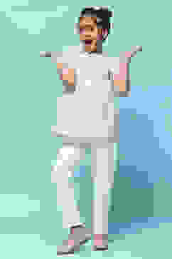 Off-White Cotton Lycra Regular Fit Capri image number 0