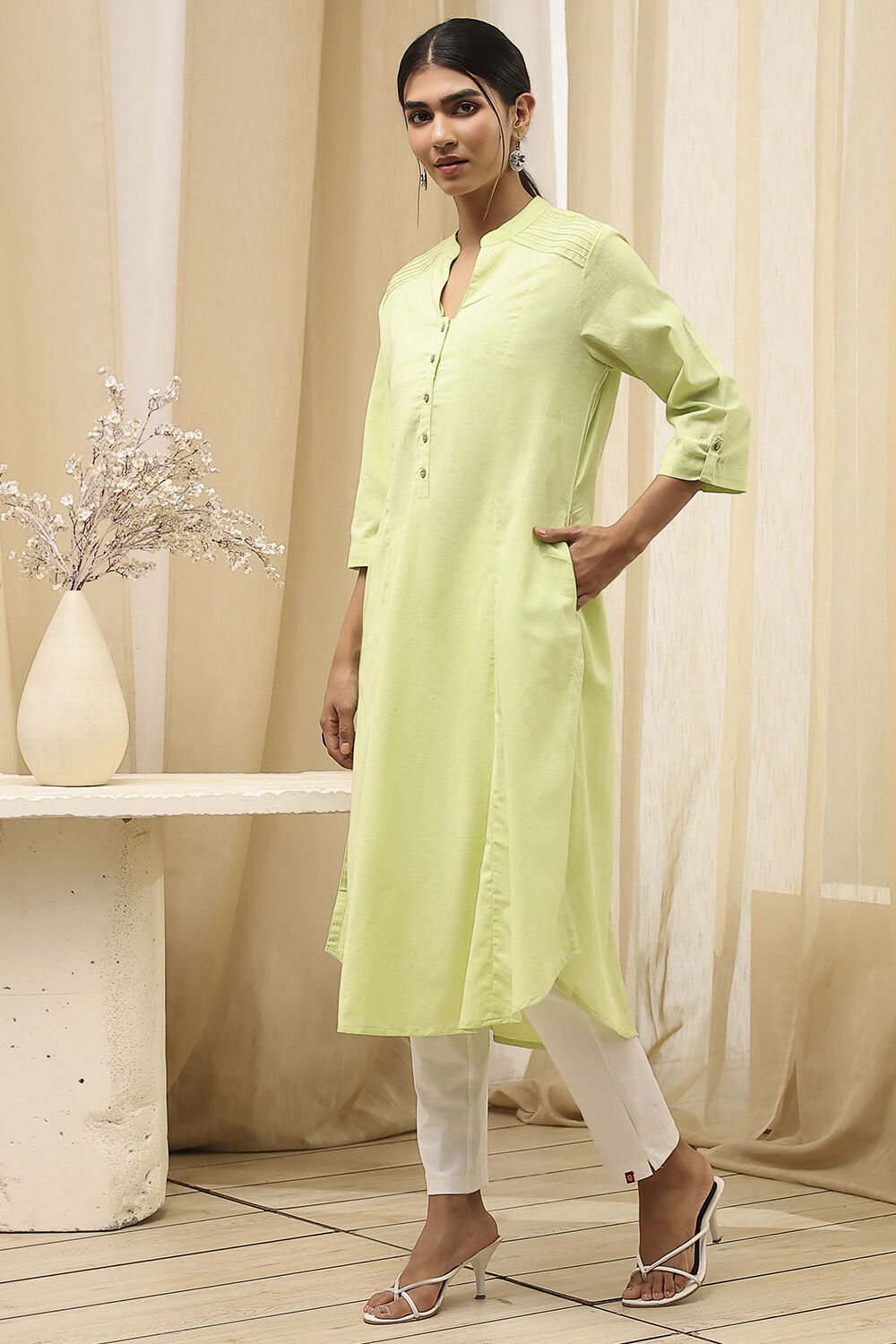 Black Cotton Blend Solid Straight Kurta image number 2