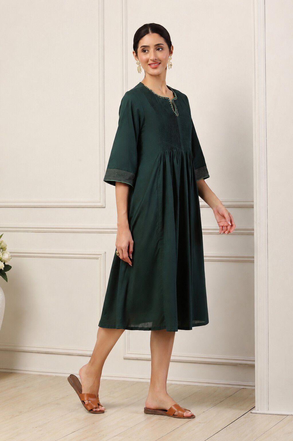 Green Cotton Solid Pleated A-Line Dress image number 3