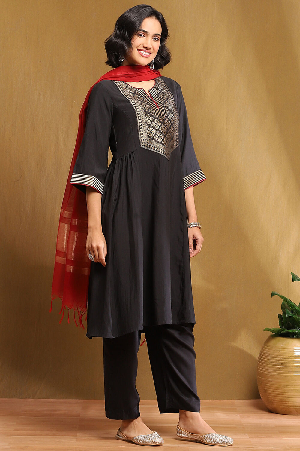 Black Shantoon Solid Gathered A-Line Suit Set image number 5