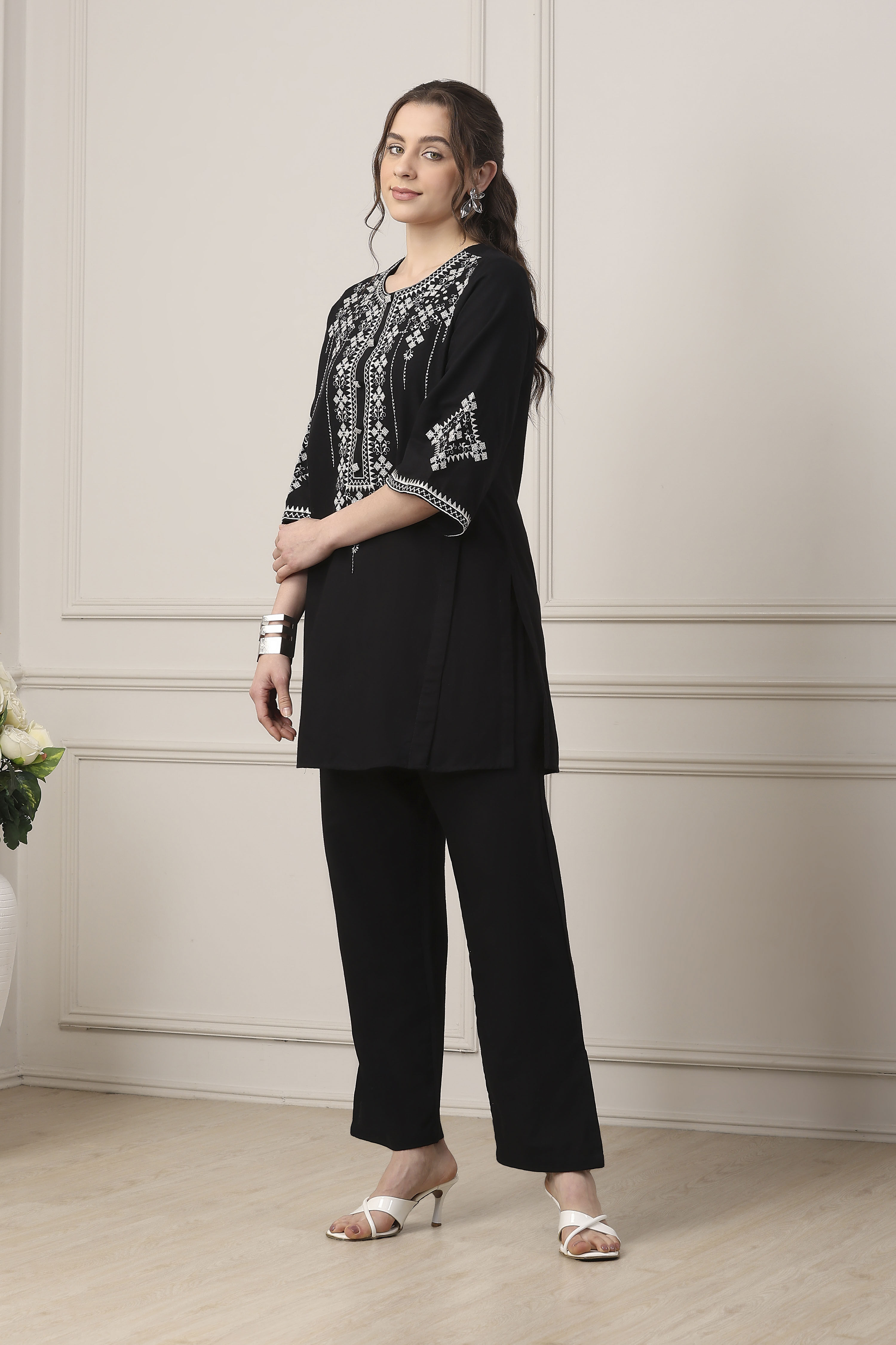Black Cotton Yoke Embroidered Straight Suit Set image number 3