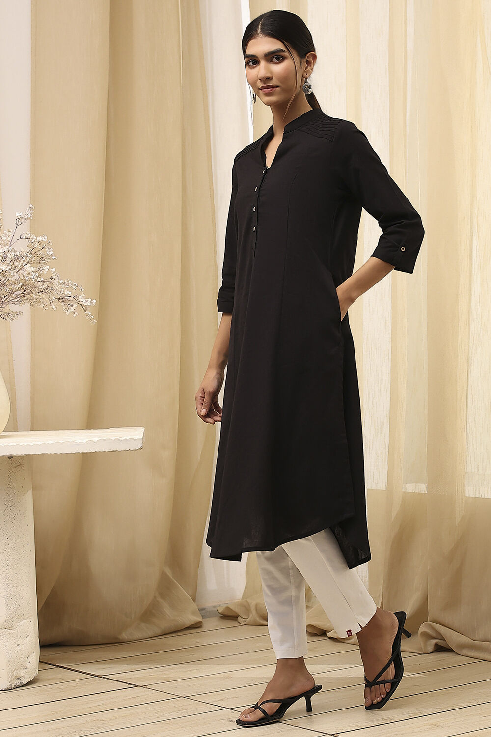 Black Cotton Blend Solid Straight Kurta image number 2