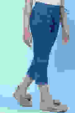 Blue Cotton Solid Capri Pant image number 3