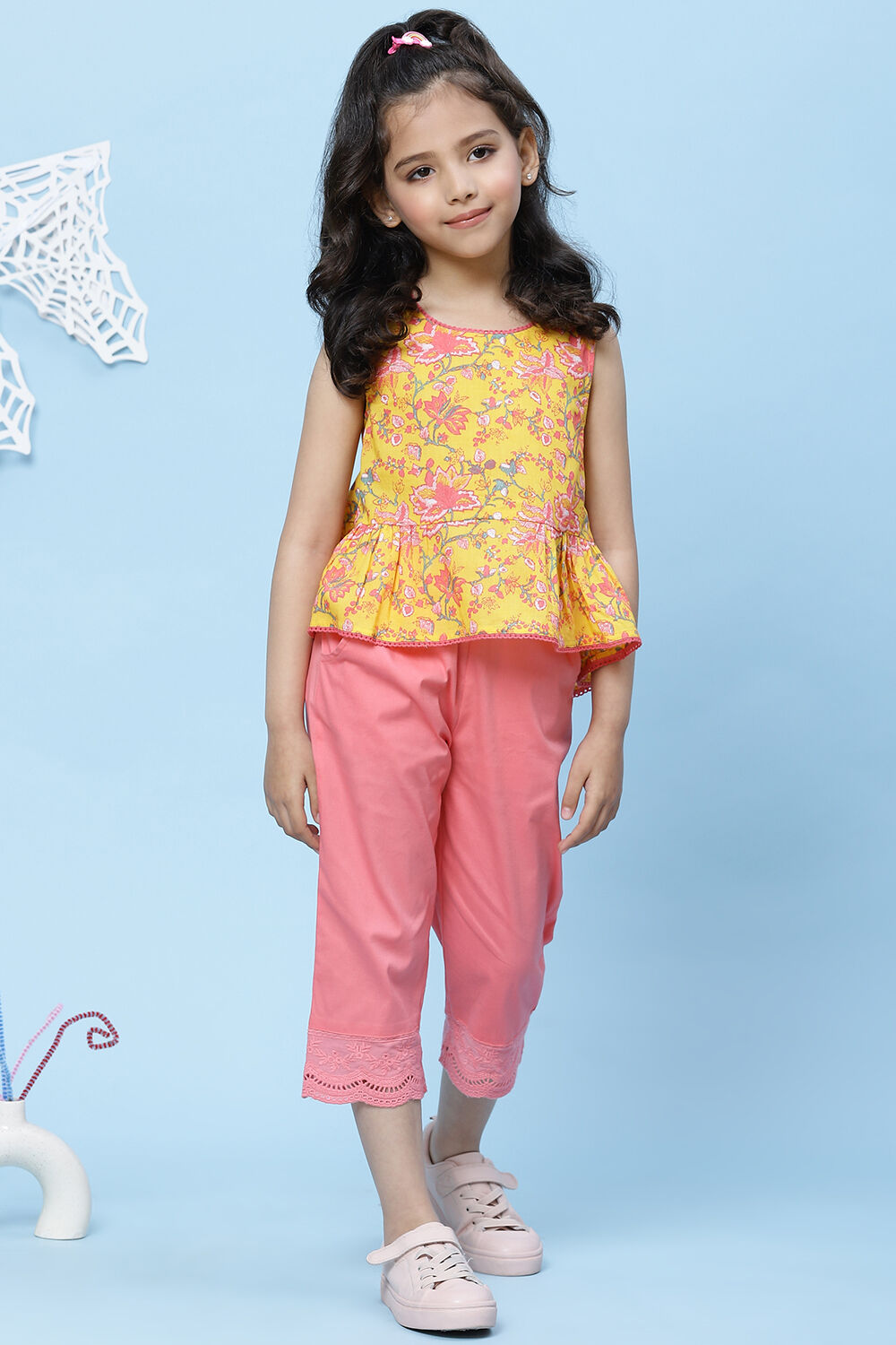 Black Cotton Solid Capri Pant image number 5