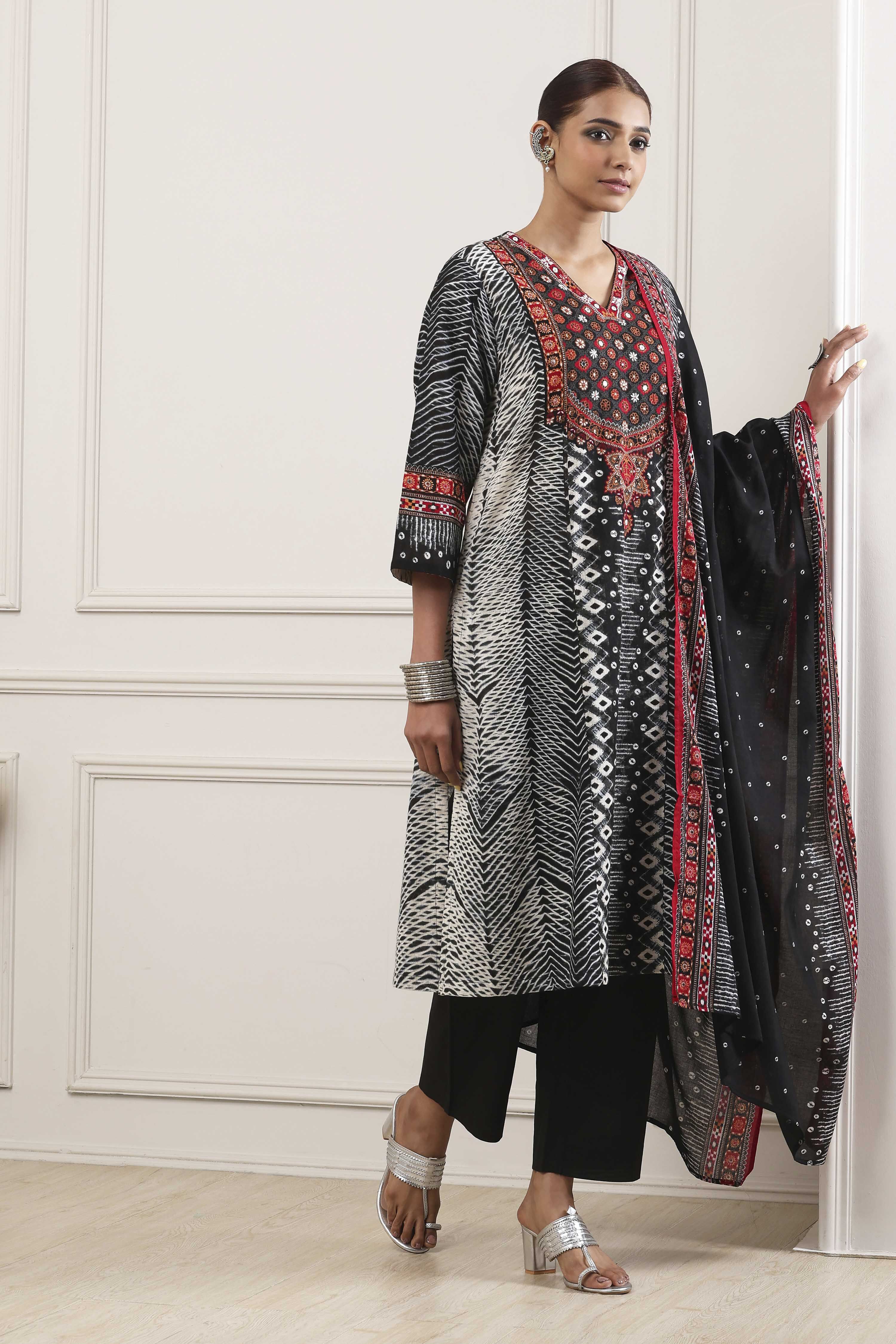 Black Cotton Printed Straight Suit Set image number 5