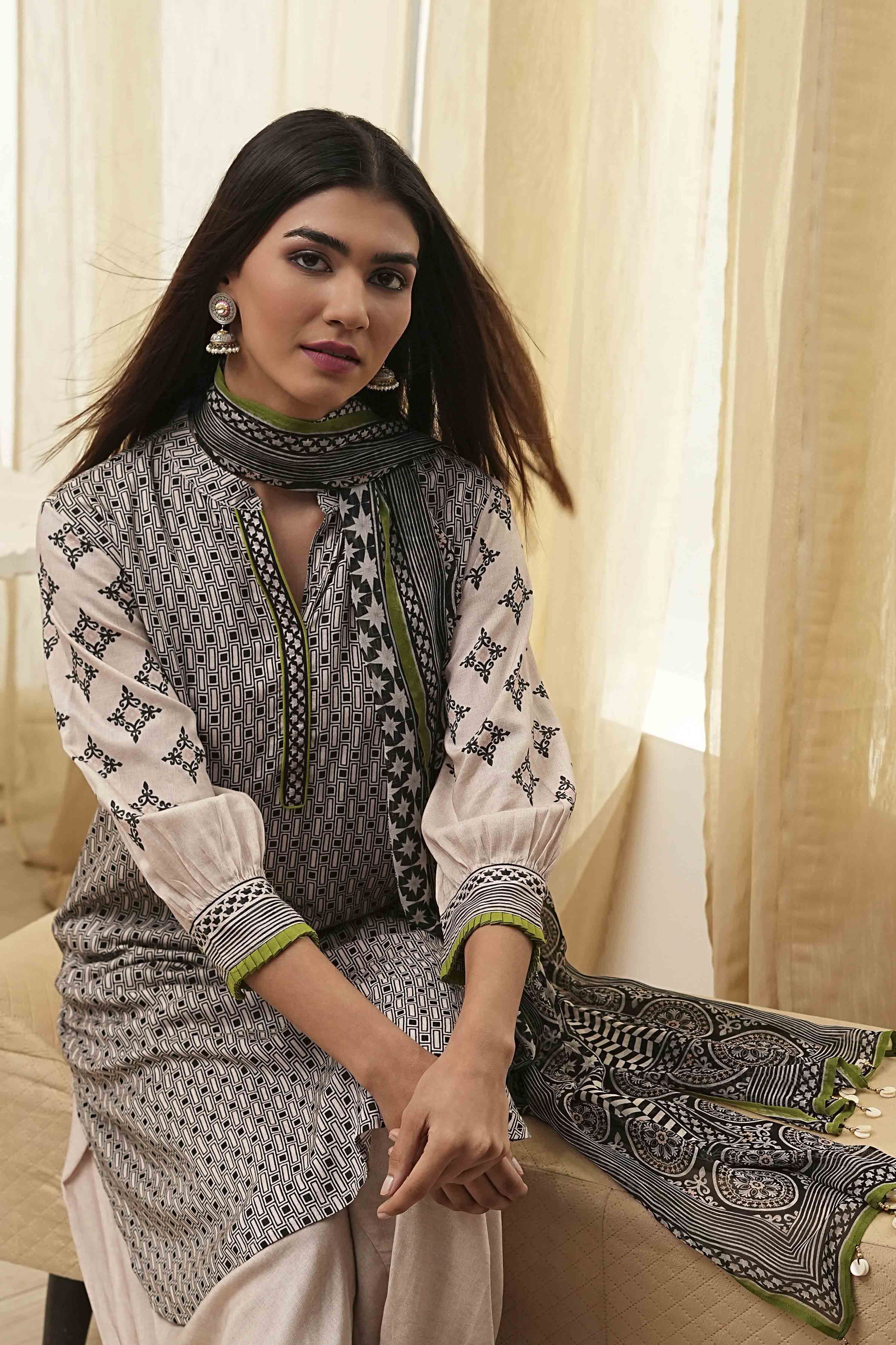 Black and Beige Printed Straight Suit Set image number 7