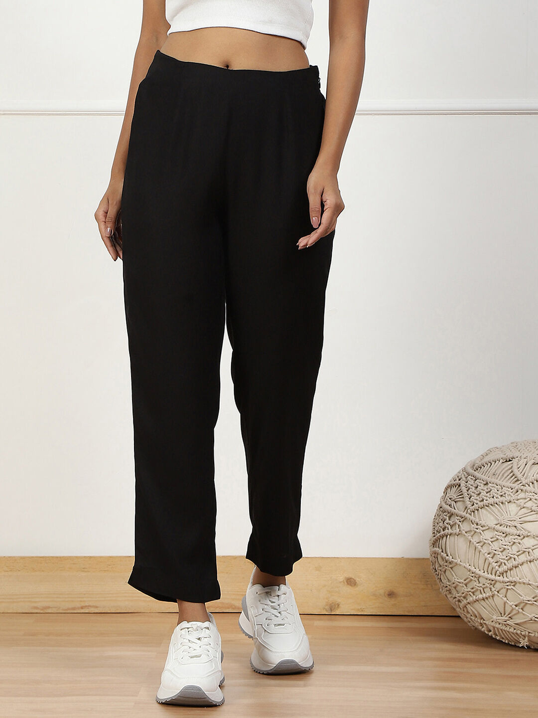 Black Solid Mid-Rise Regular Pants image number 4
