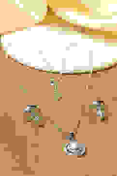 Pearl Brass Necklace Set image number 2