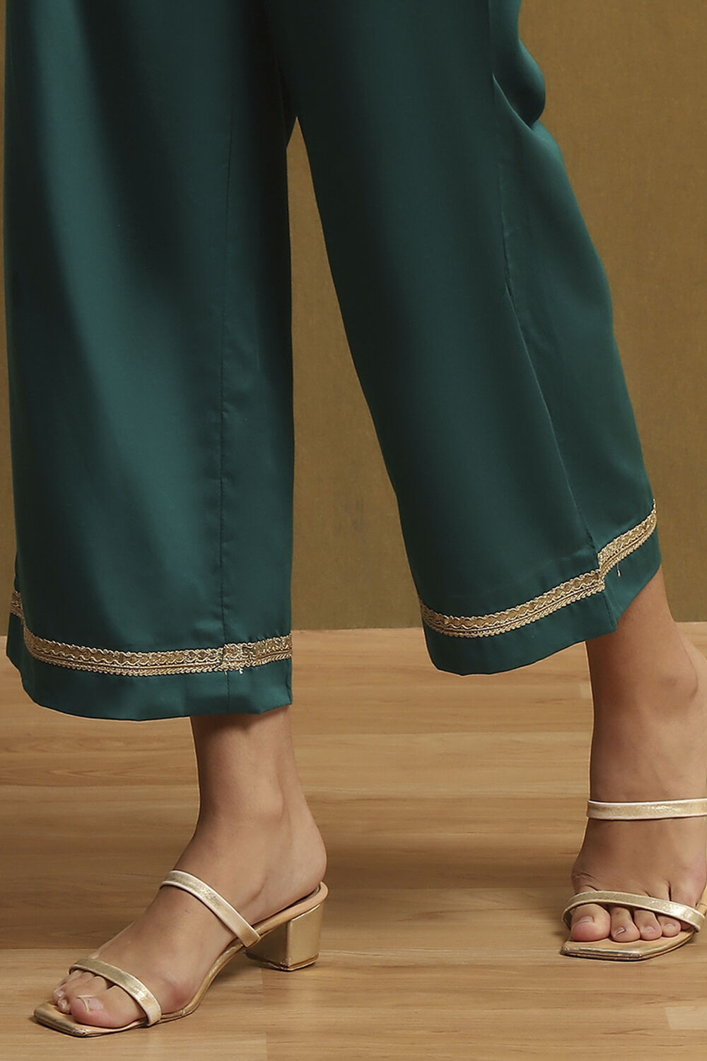 Off-White Embellished Festive Straight Suit Set image number 3