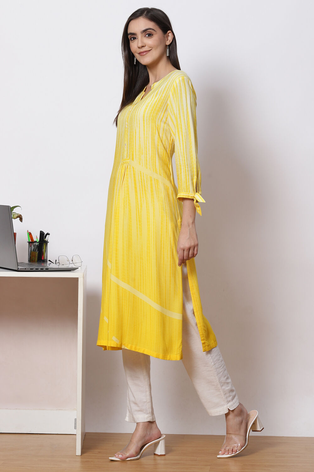 Yellow LIVA Straight Printed Kurta image number 2