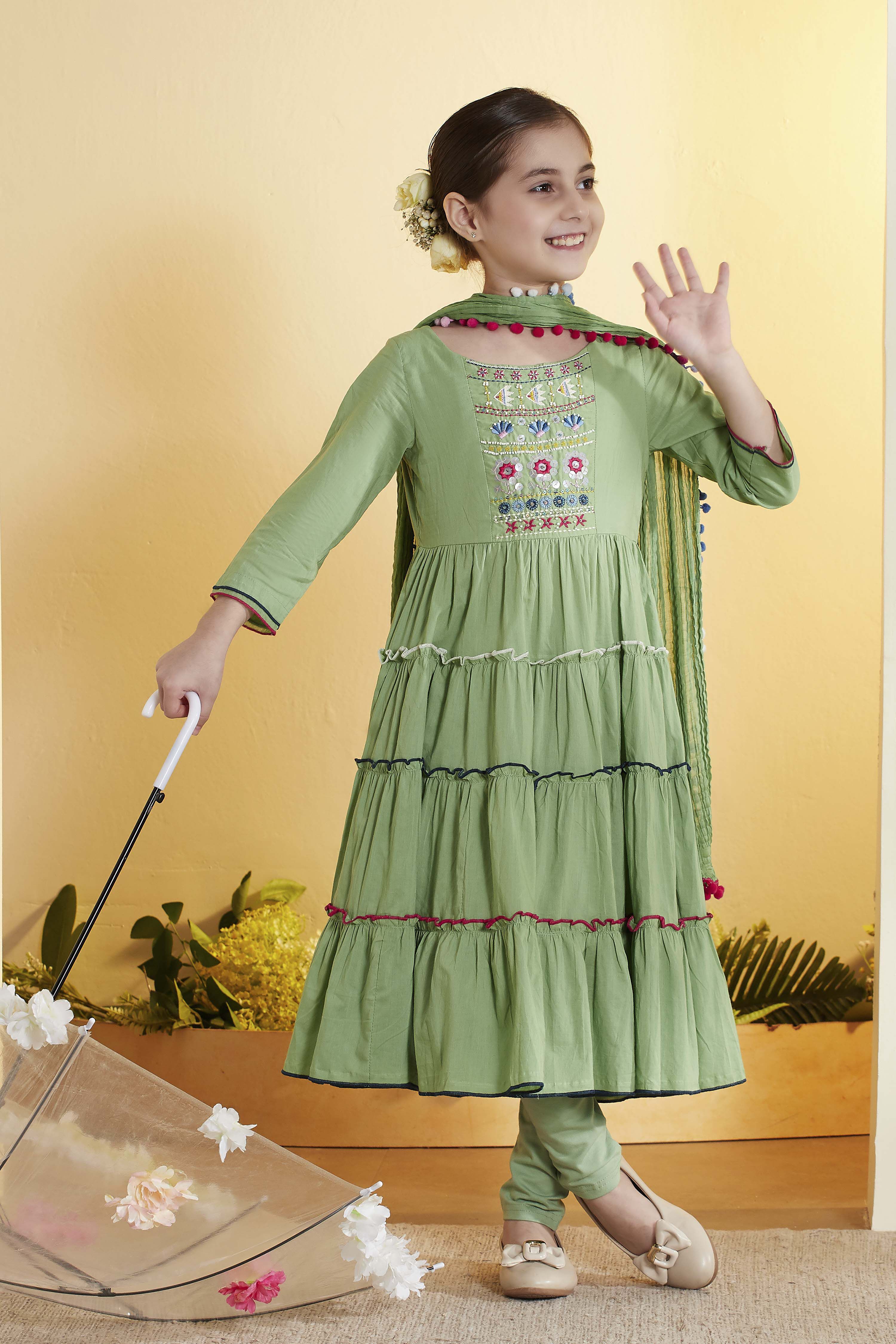 Green Solid Tiered Cotton Kurta Set image number 0