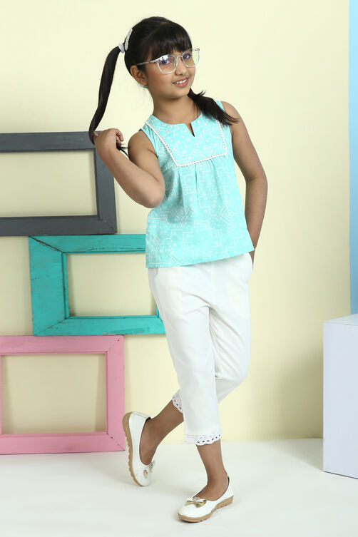 Blue Cotton Lycra Capris image number 4