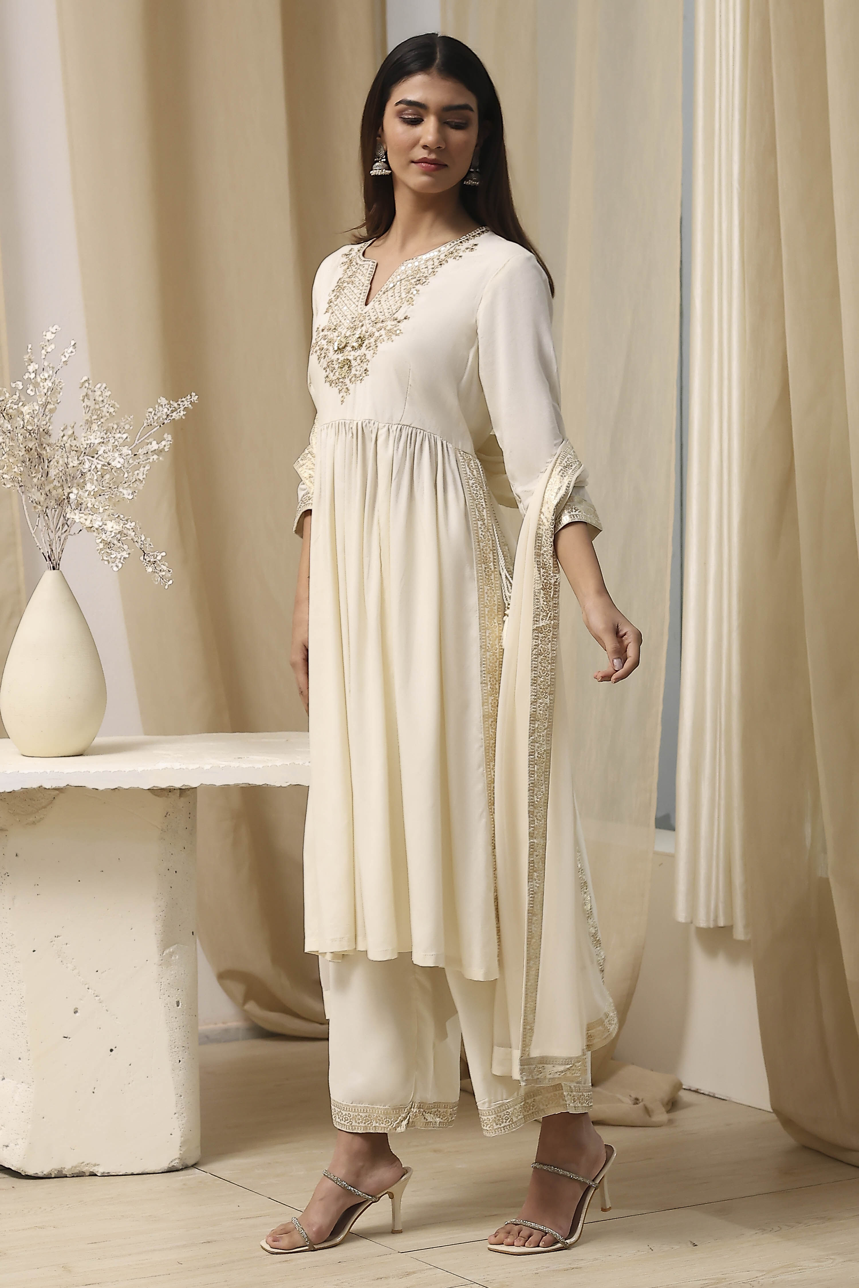 Cream-Colored Viscose Embellished Gathered Suit Set image number 3