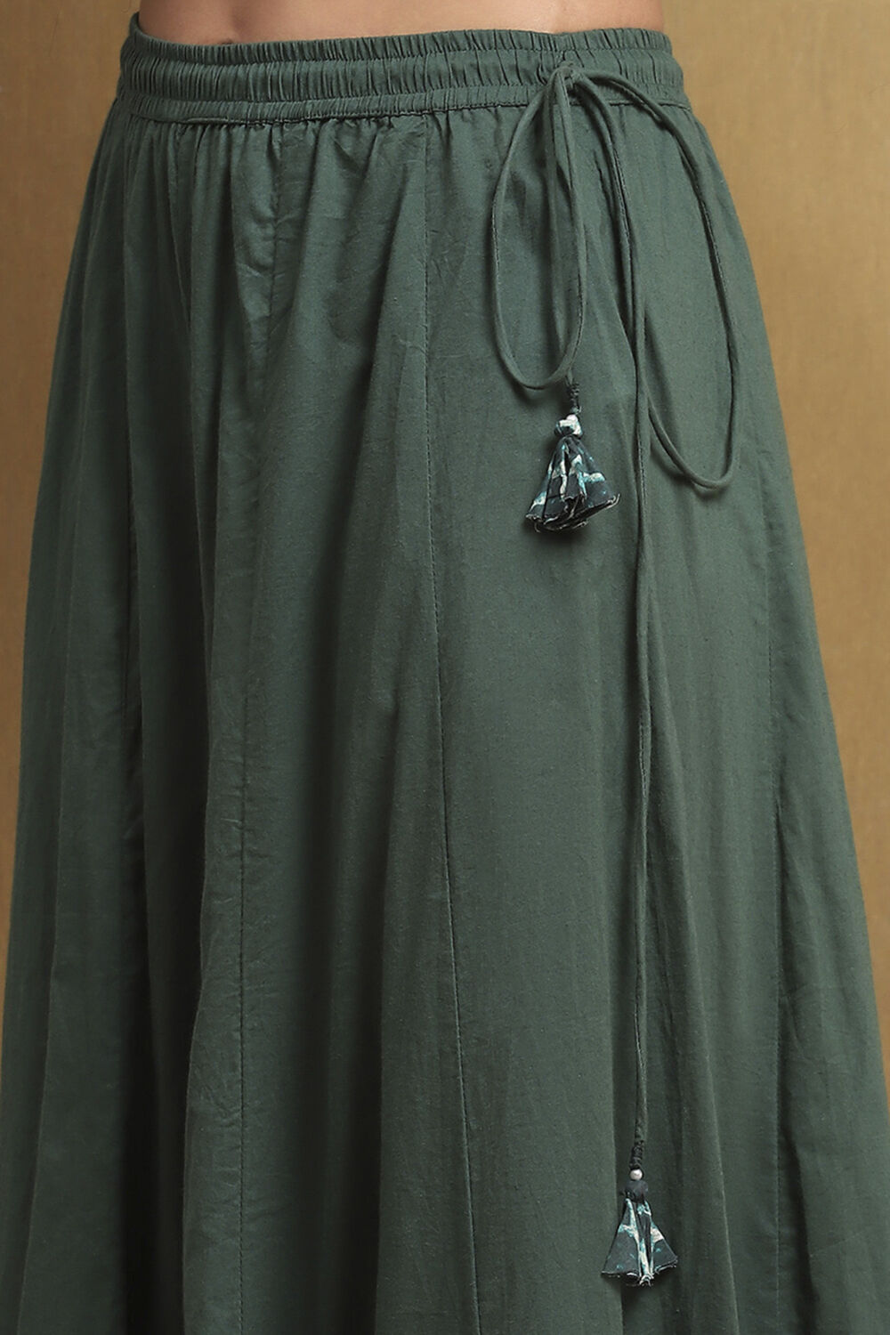 Green Cotton Floral Mirror Work Straight Suit Set image number 2