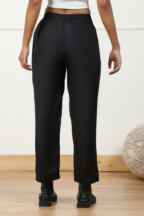 Black Solid Mid-Rise Regular Pants image number 5