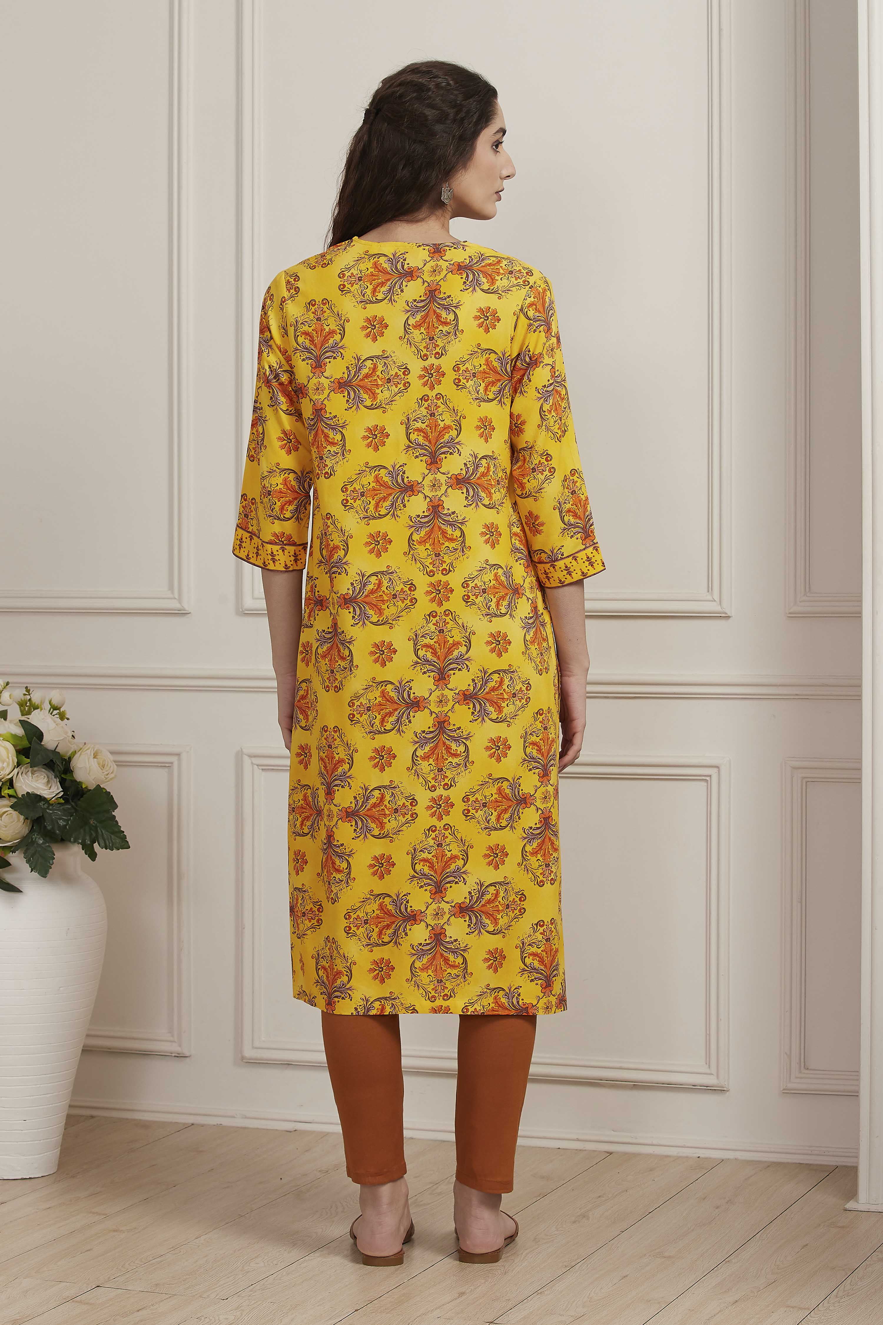 Yellow Floral Printed Straight Kurta image number 3