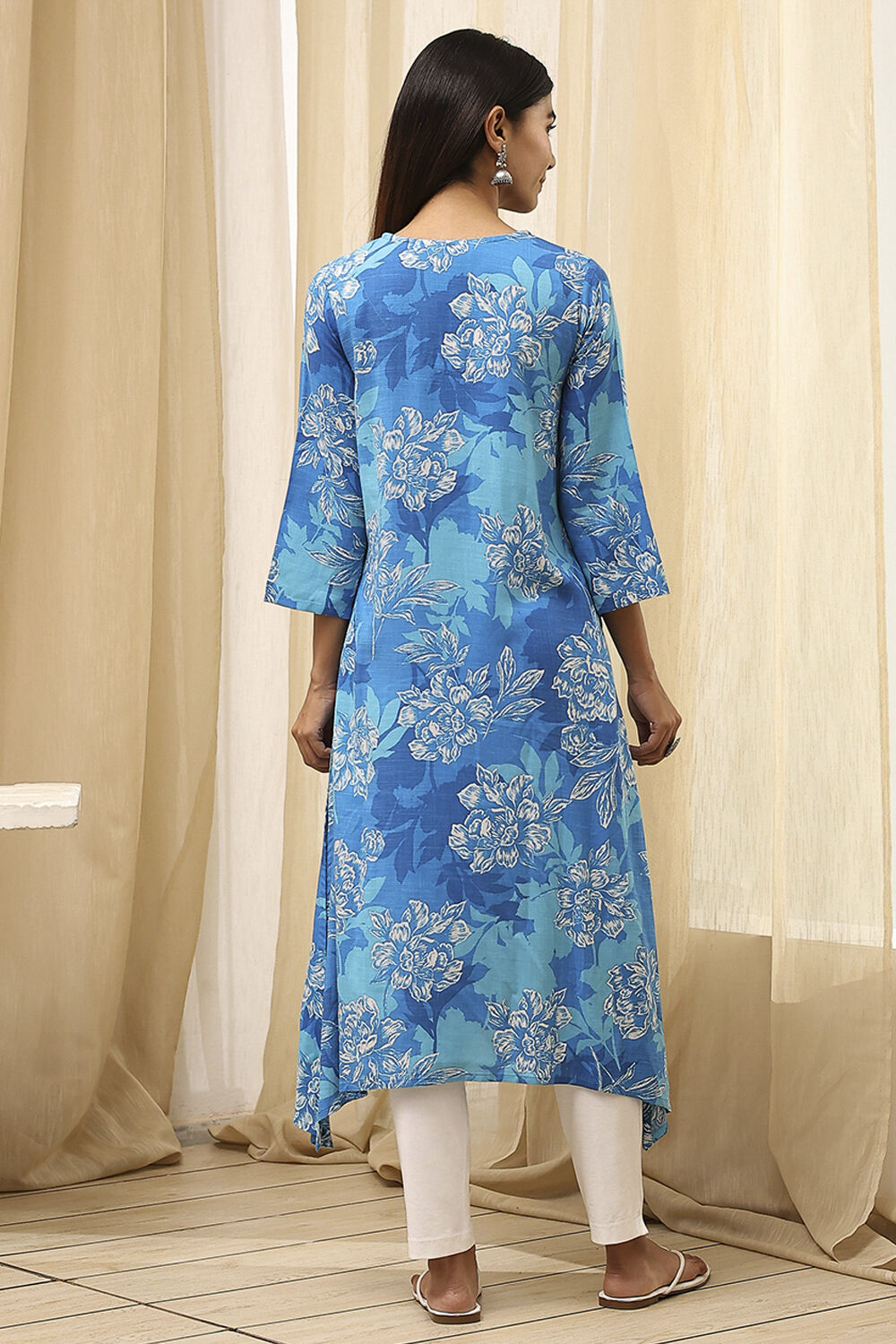 Blue Floral Printed Asymmetric Kurta image number 4