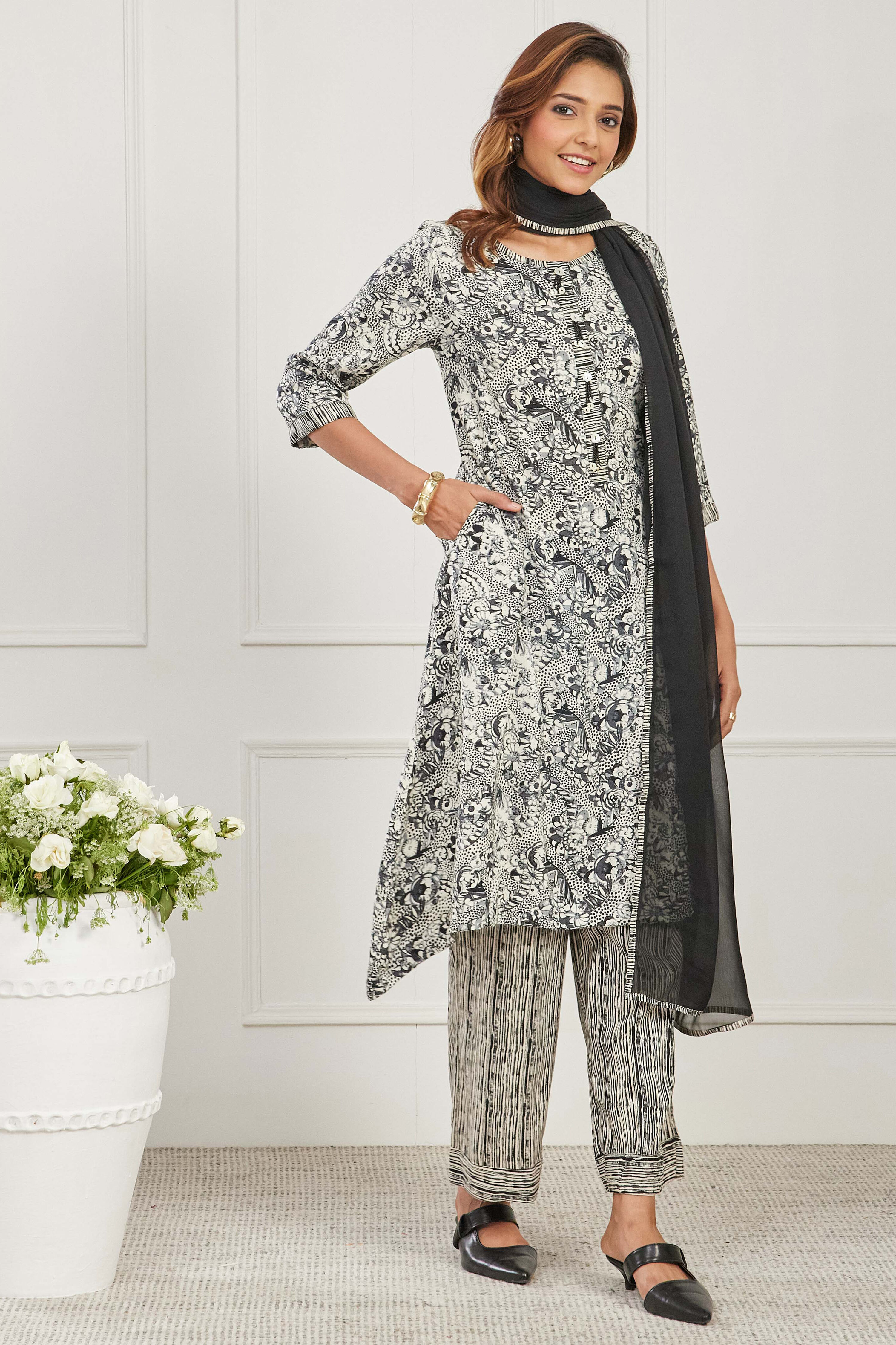 Blue & White Rayon Floral Printed Straight Kurta Set image number 5