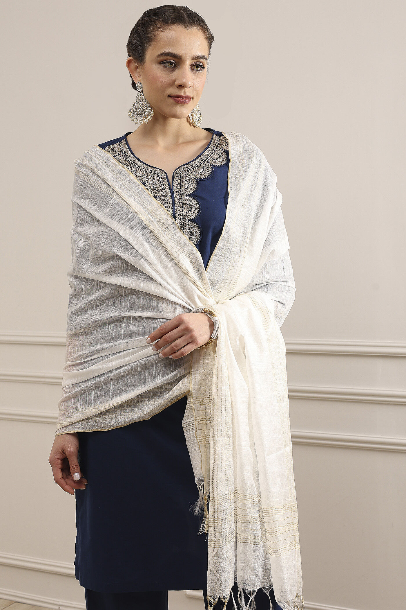 Off White Embroidered Festive Dupatta image number 3