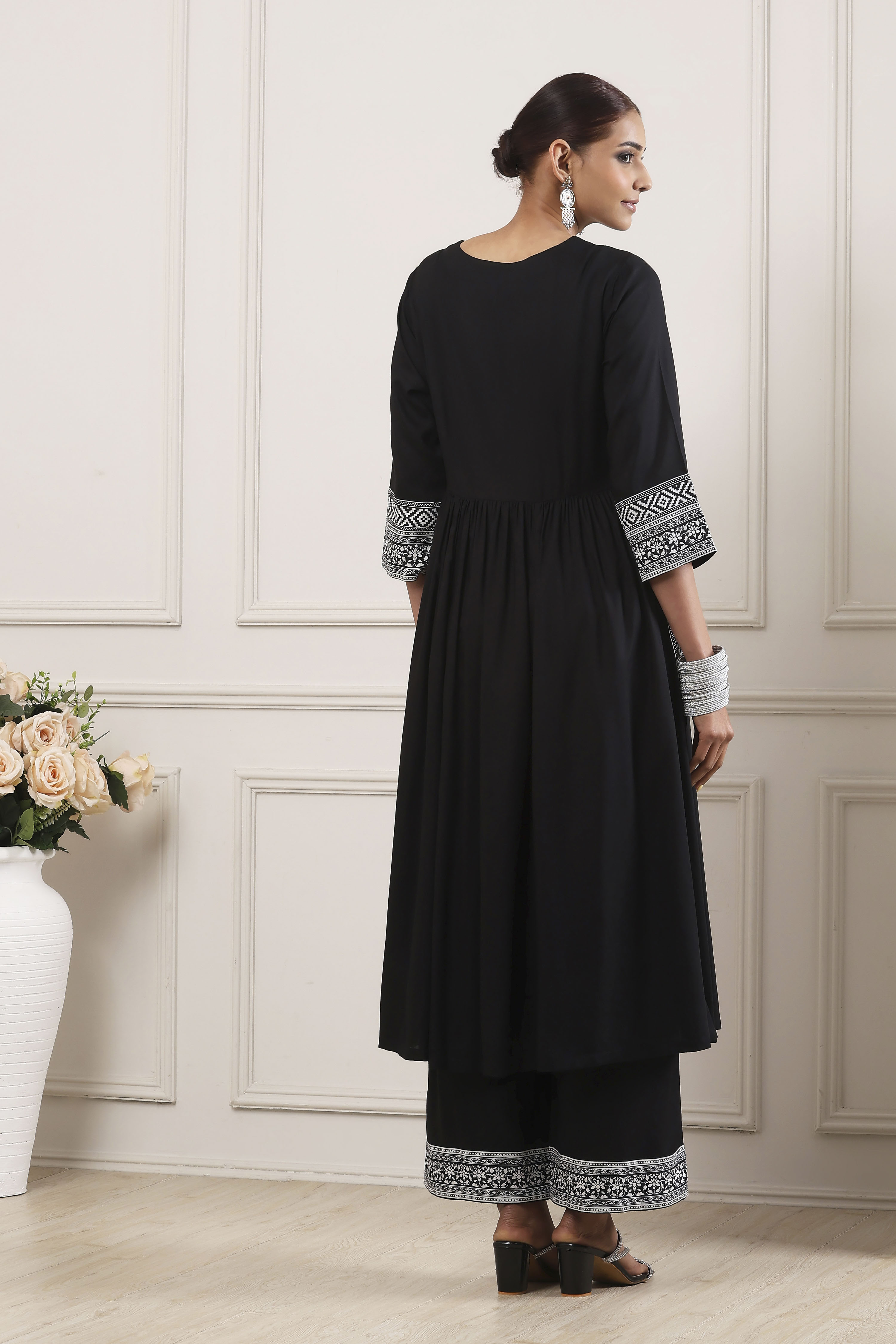 Black Dyed Solid Gathered Straight Suit Set image number 3