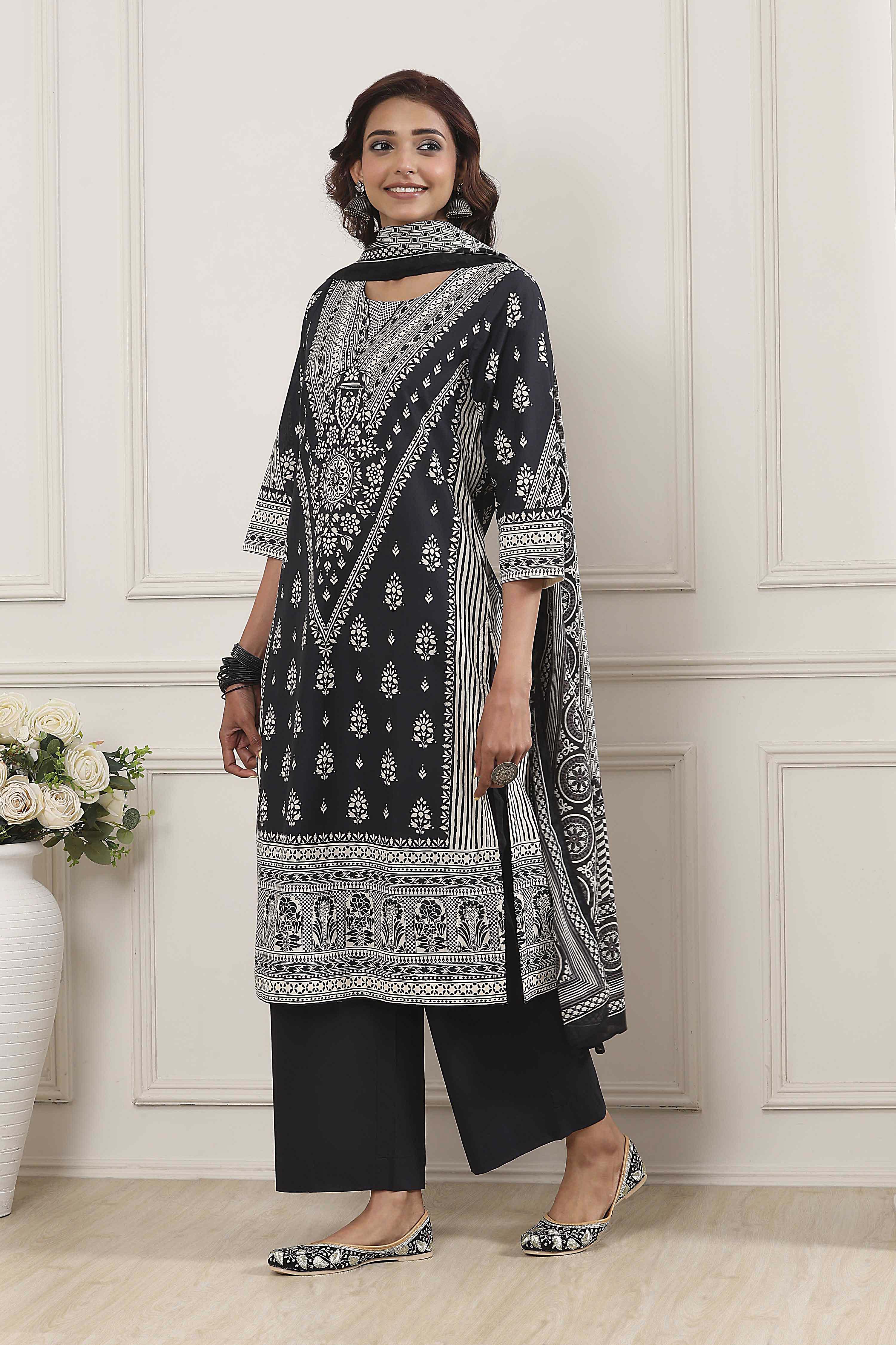 Black Cotton Printed Straight Suit Set image number 3