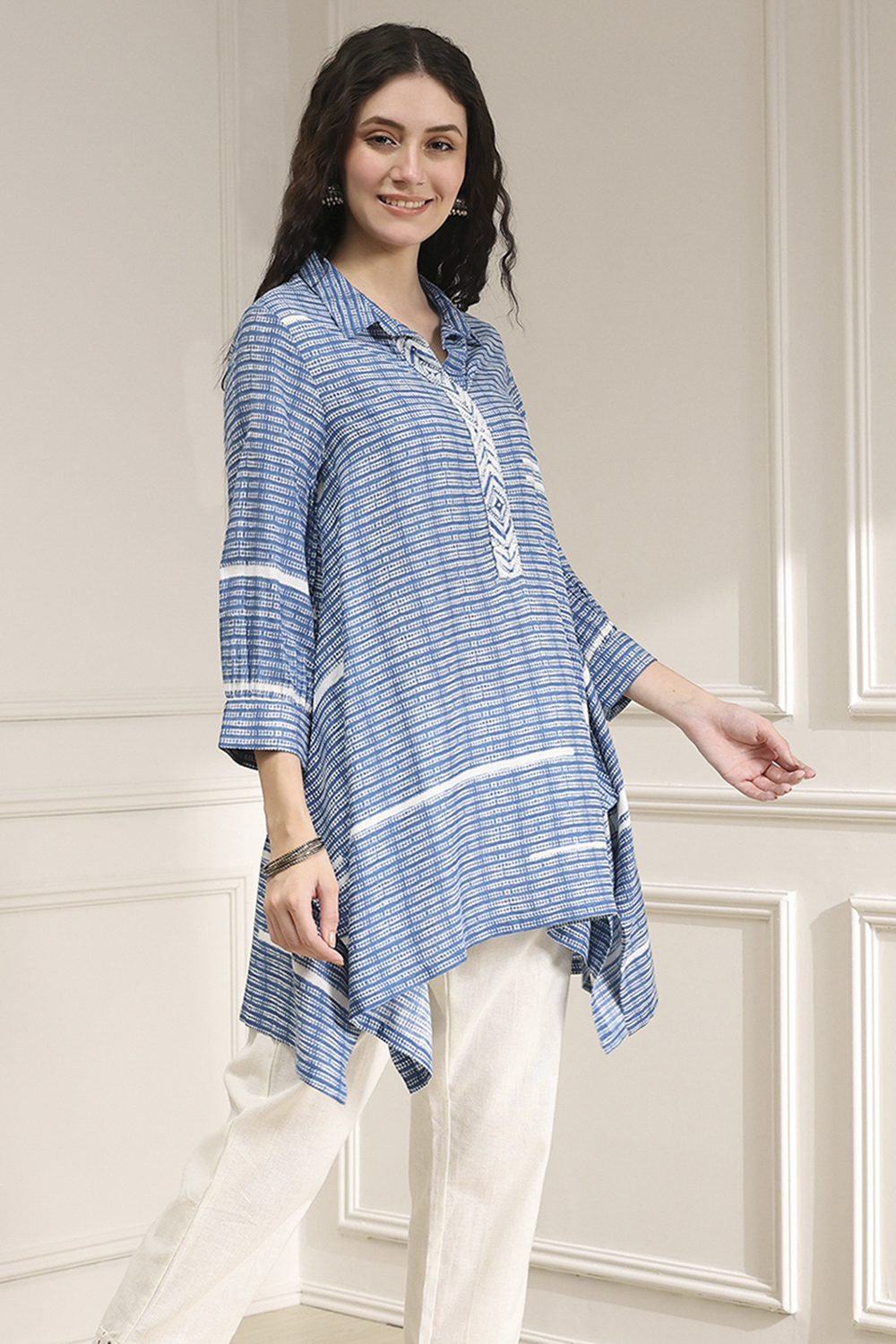 Blue Printed Asymmetric Short Kurta image number 4