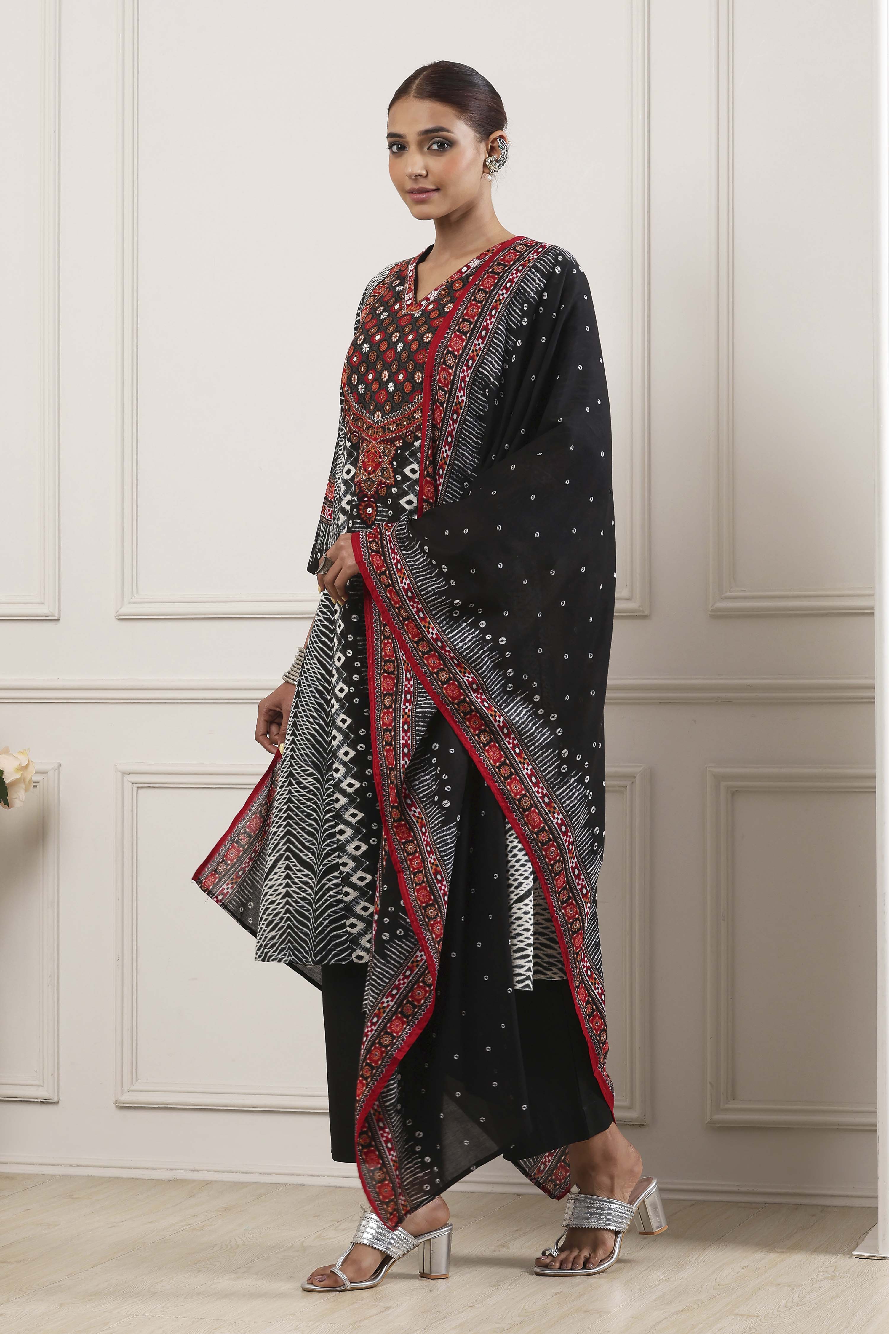 Black Cotton Printed Straight Suit Set image number 4