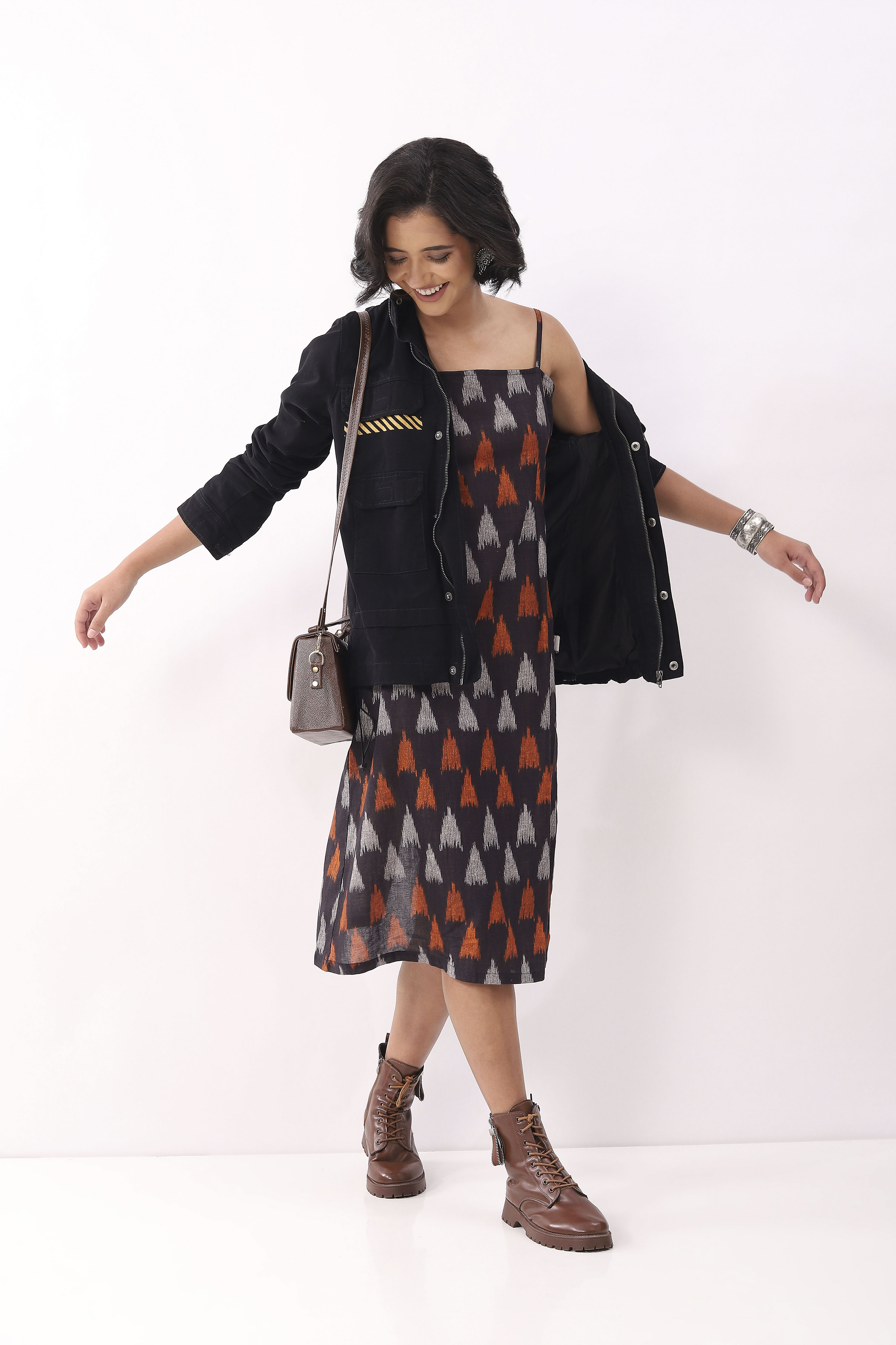 Black Cotton Abstract Strappy Midi Dress image number 7