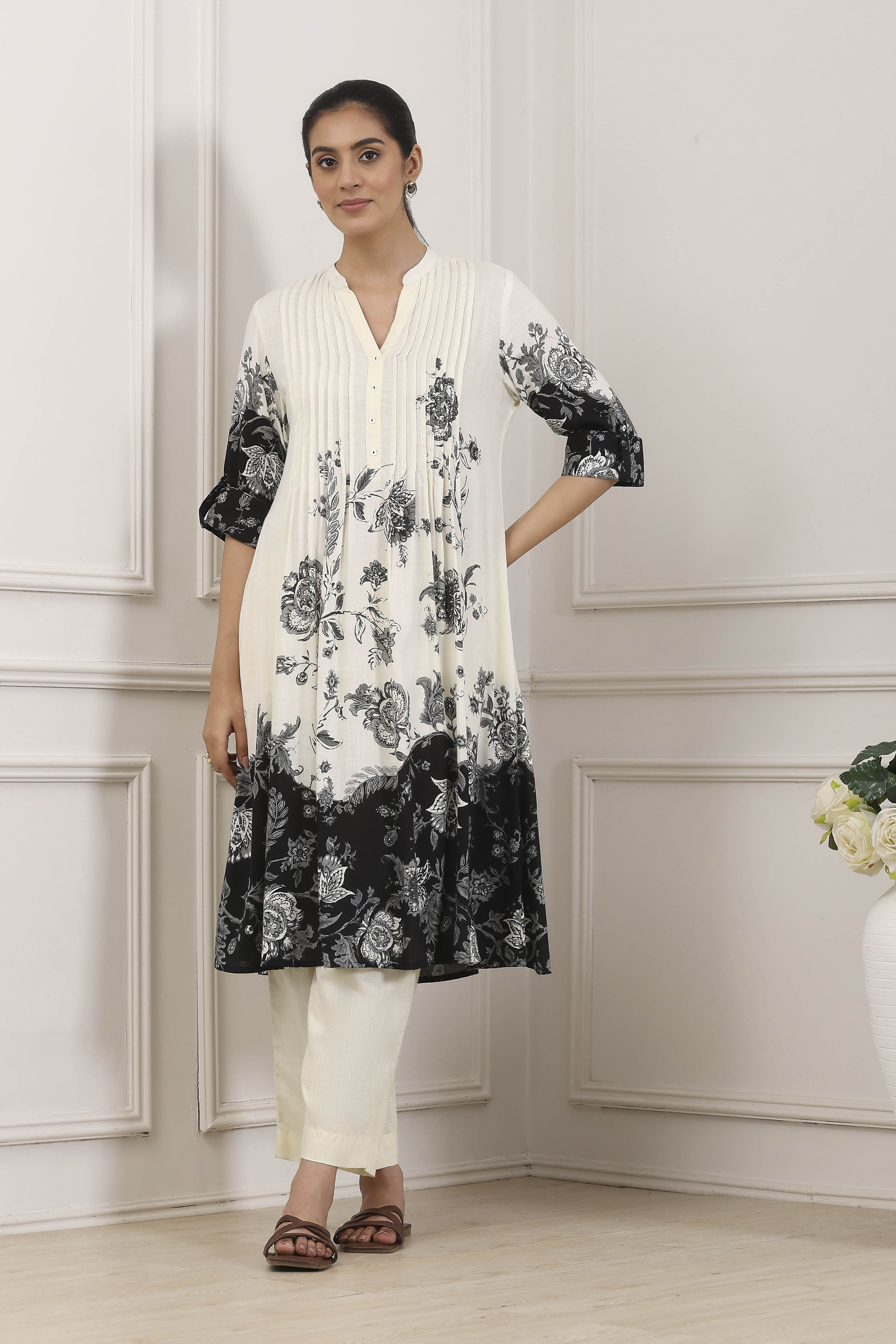 White & Black Monochrome Floral Printed Straight Kurta image number 0