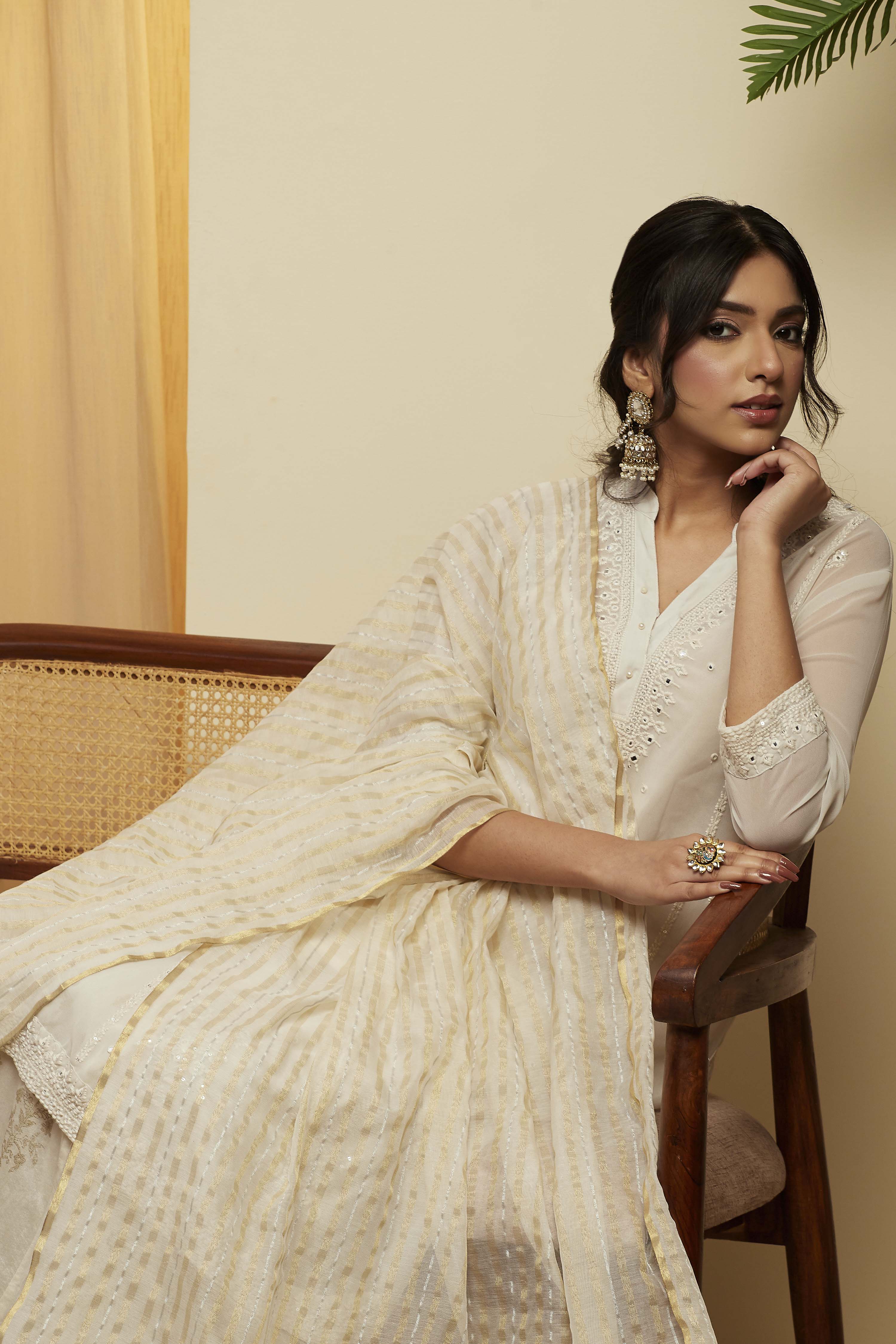 Off White & Gold Toned Woven Motif Dupatta image number 1