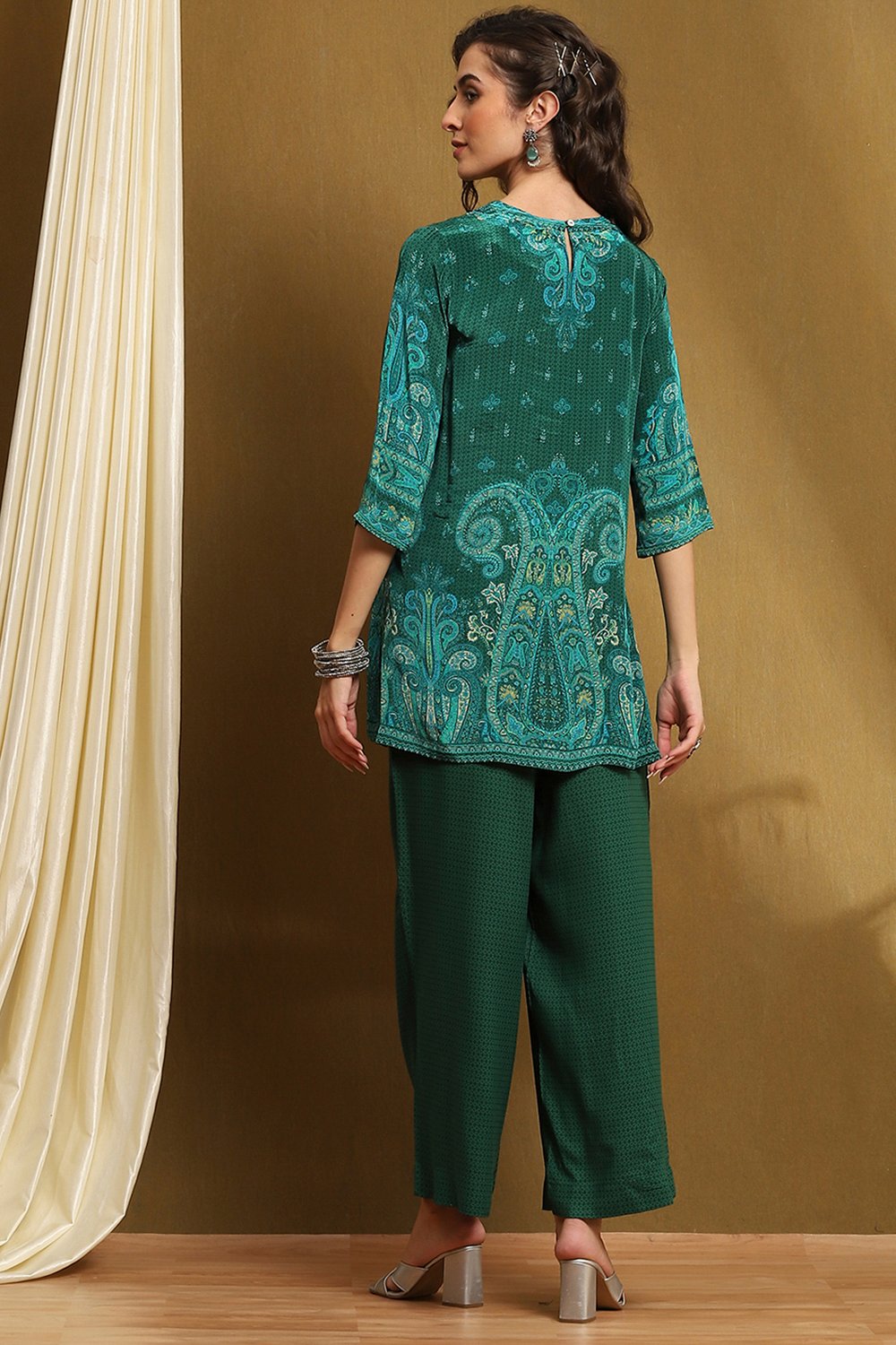 Green Crepe Printed Straight Kurta Set image number 4