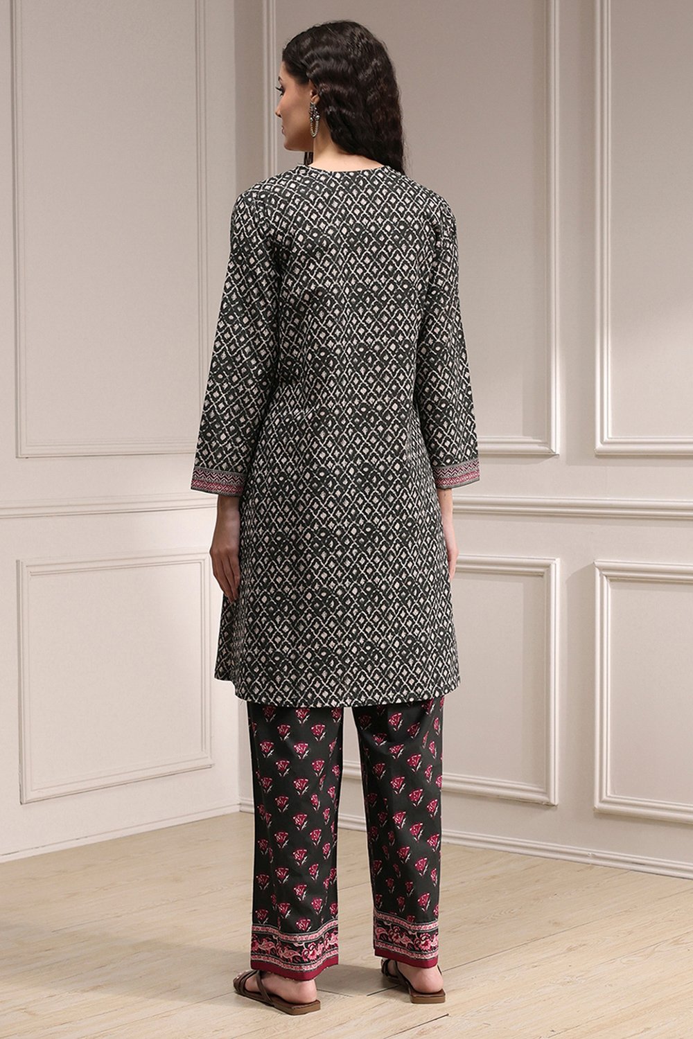Black Cotton Printed Straight Suit Set image number 4